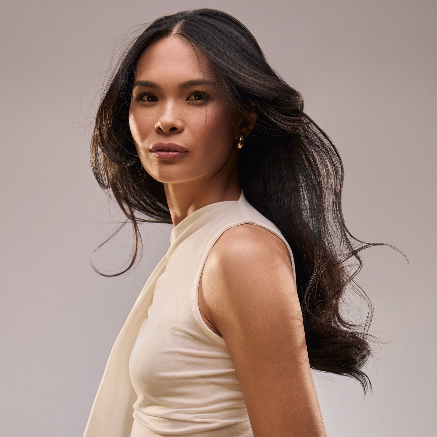 Model image of Oribe Gold Lust Restorative Night Crème for Hair