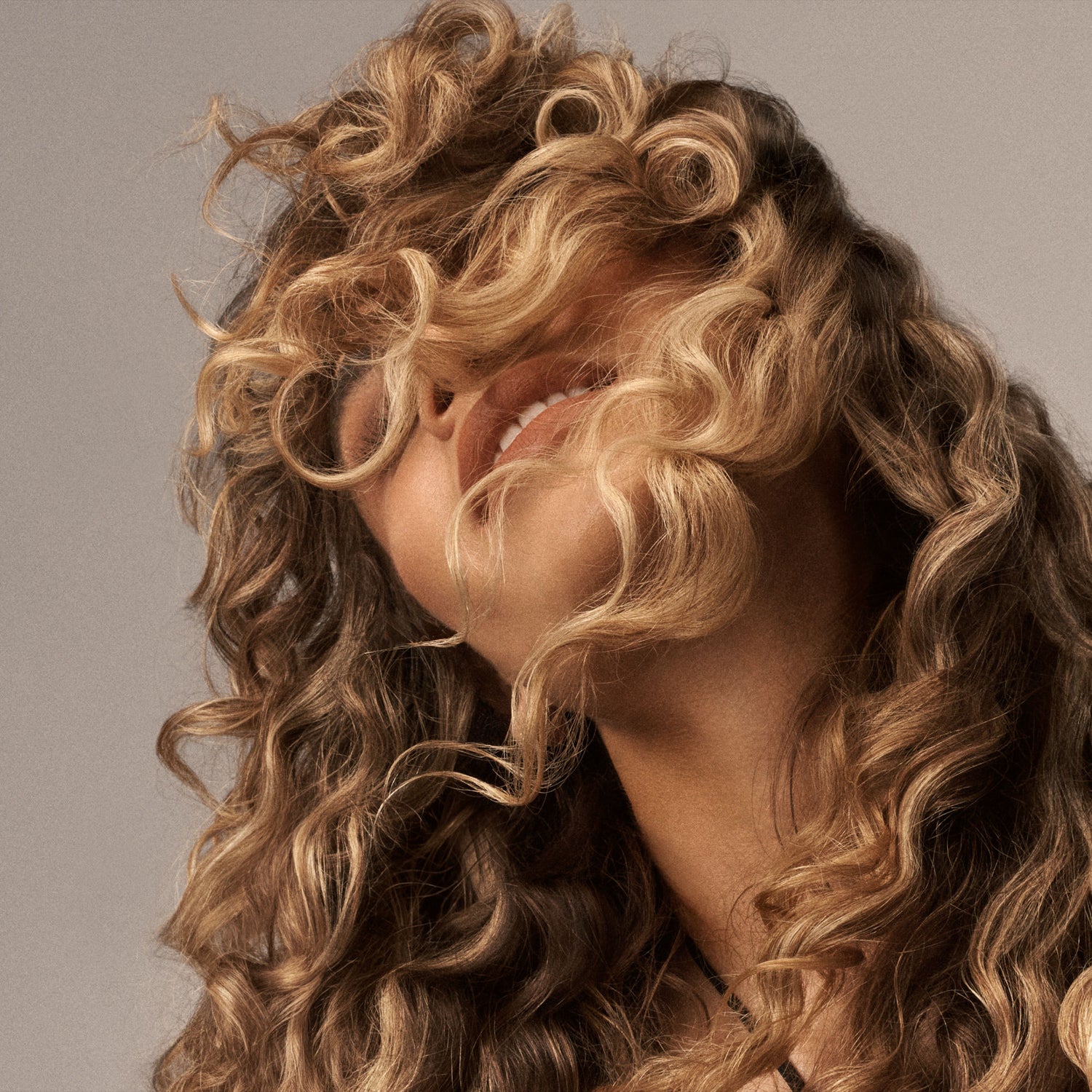 Model image of Oribe Eternal Curls Cleansing Crème