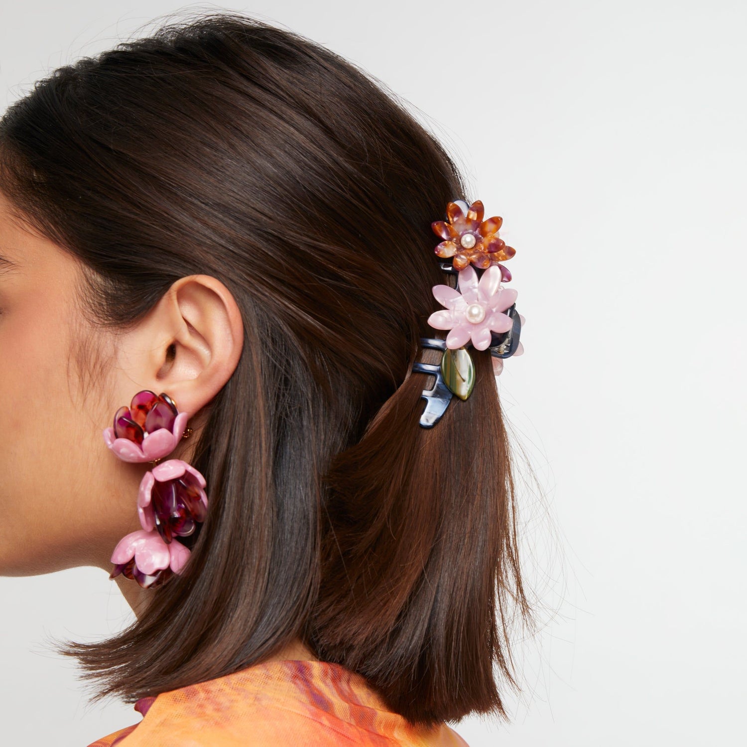 Model image of Lele Sadoughi Sunset Fields Petunia Claw Clip