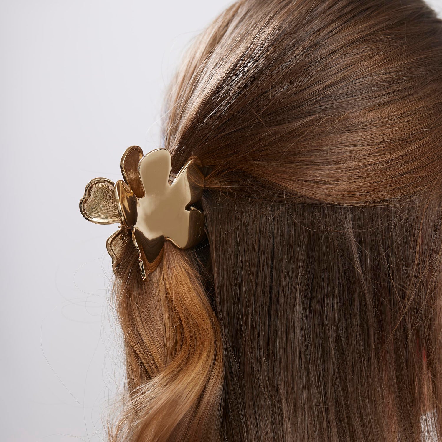 Lifestyle image of Lele Sadoughi Metal Lily Claw Clip (Limited Edition)
