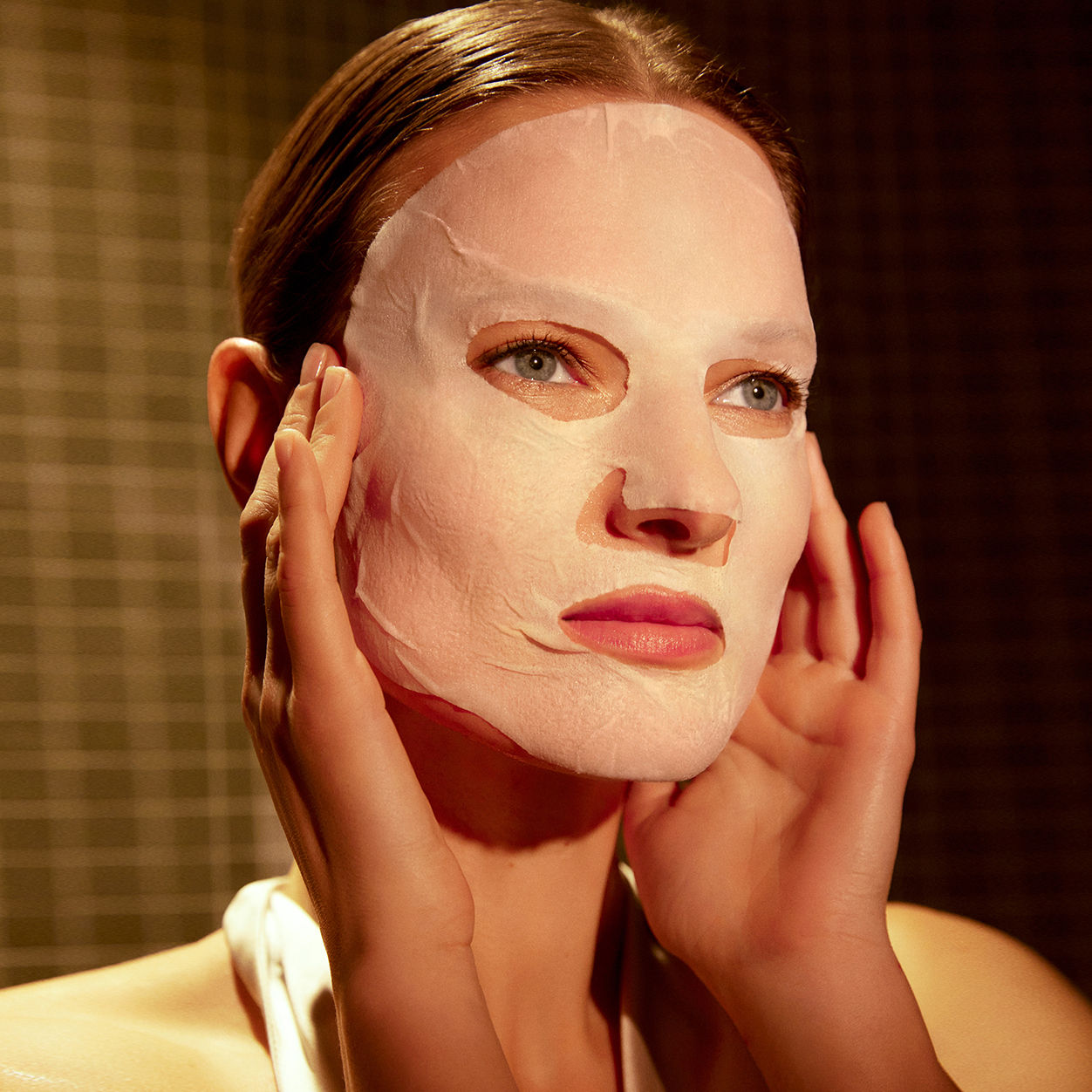 Model image of Natura Bissé Esssential Shock Intense Instant-Lift Mask