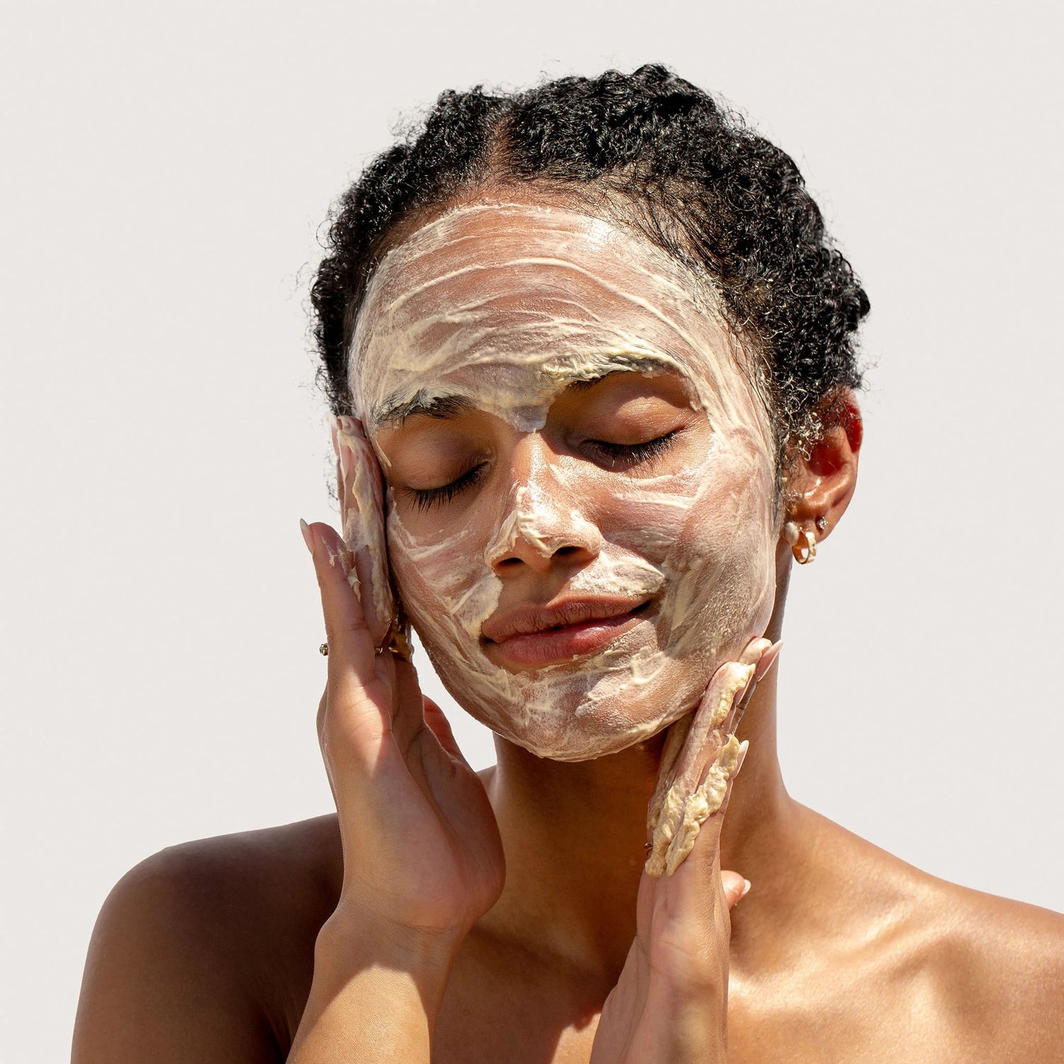 Model image of Bloomeffects Tulip Nectar Cleansing Cream