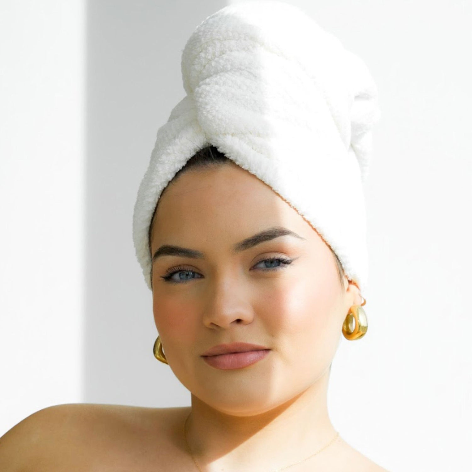 Volo Beauty Salt White Hero Hair Towel model image .