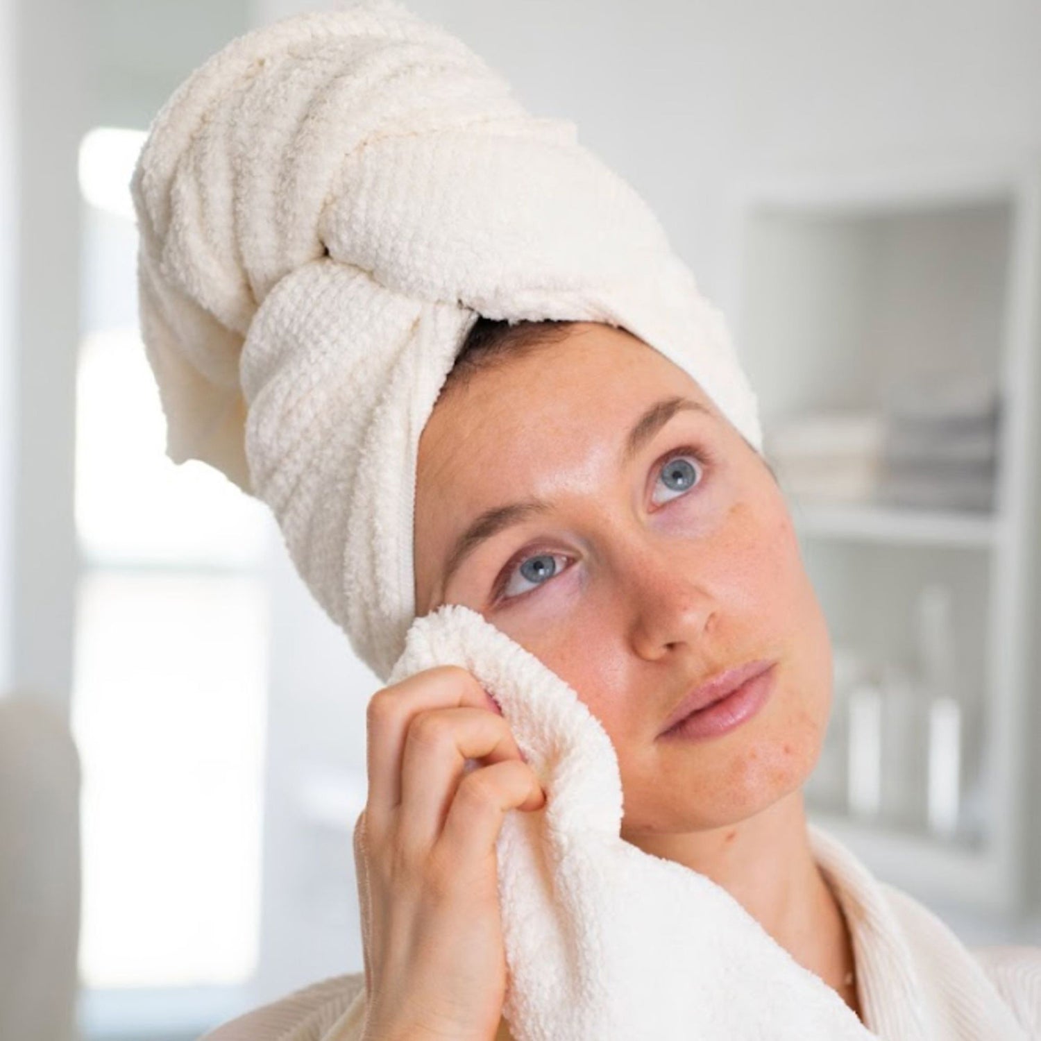 Volo Beauty Salt White Hero Hair Towel model image 2 .
