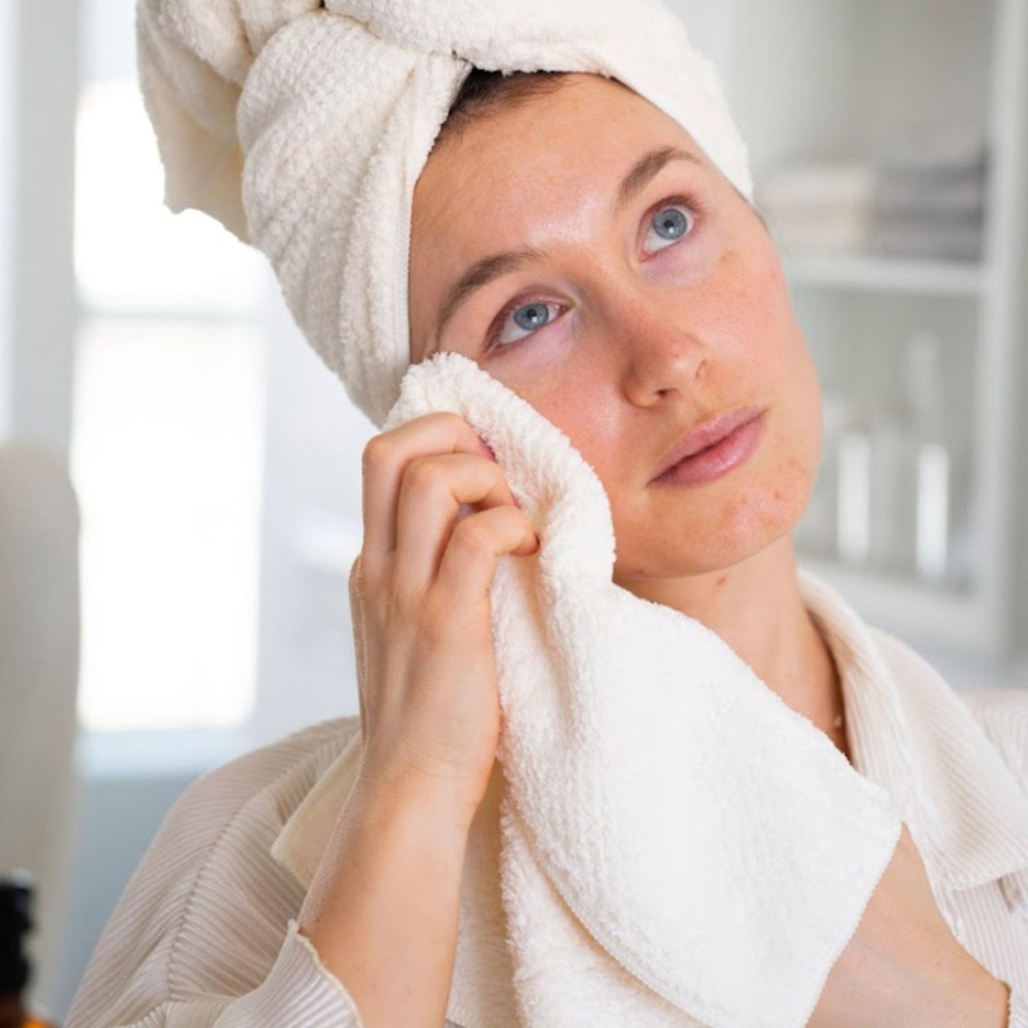 Volo Beauty Salt White Face Towel 3-Pack model image .