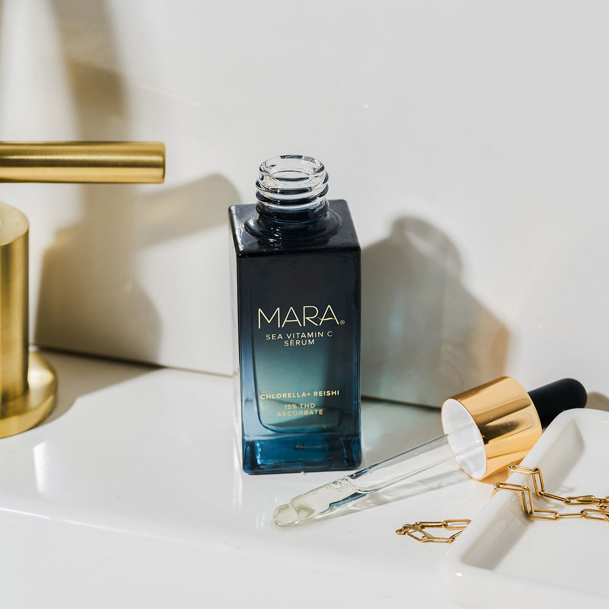 Lifestyle image of Mara Sea Vitamin C Sèrum