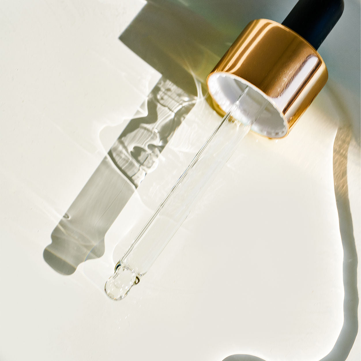 Lifestyle image of Mara Sea Vitamin C Sèrum