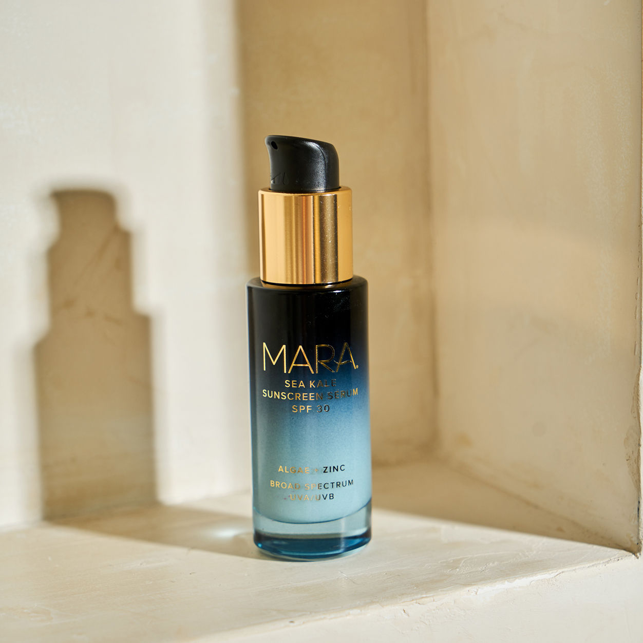 Lifestyle image of Mara Algae and Zinc Sea Kale Sunscreen Sérum SPF 30