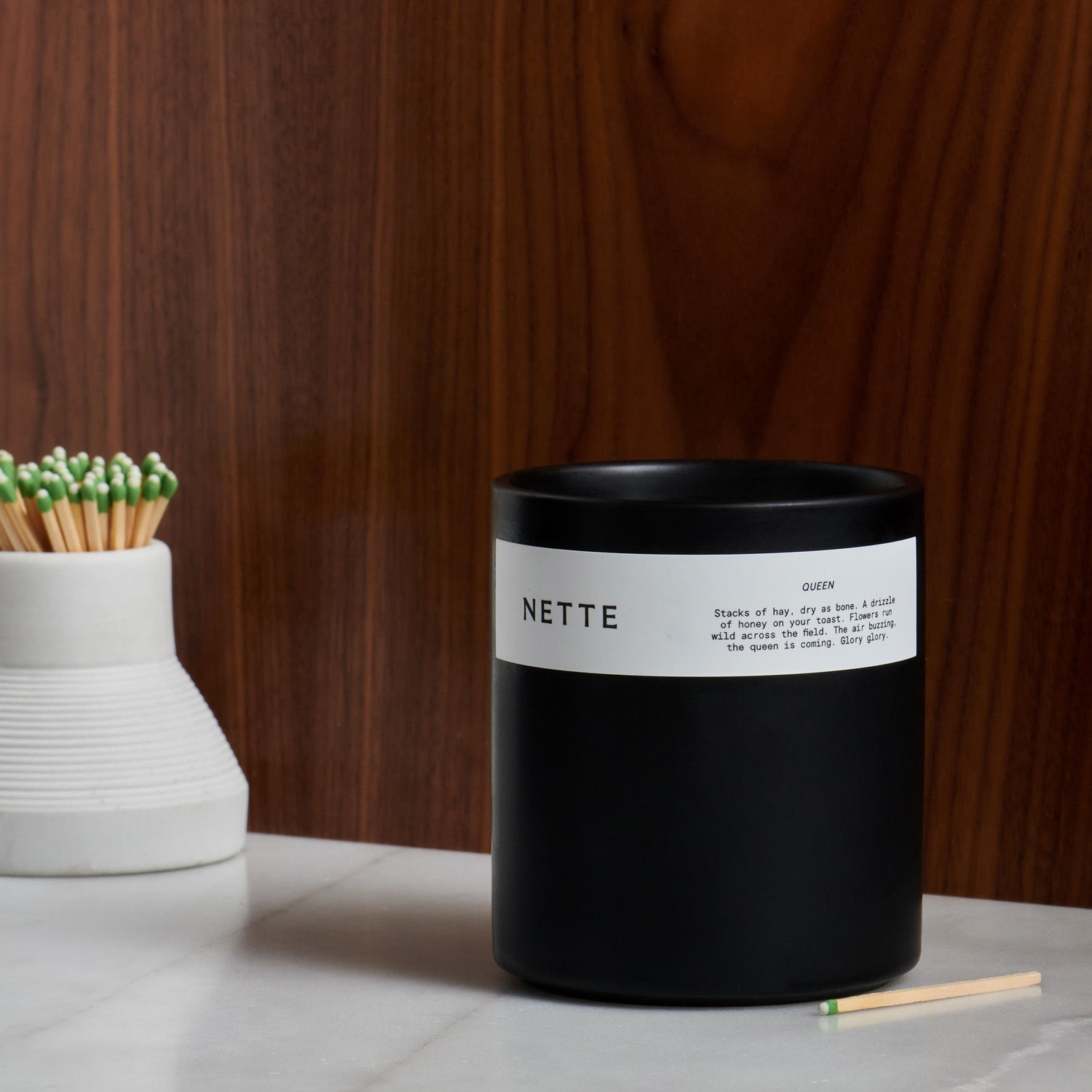 Lifestyle image of Nette Queen Candle