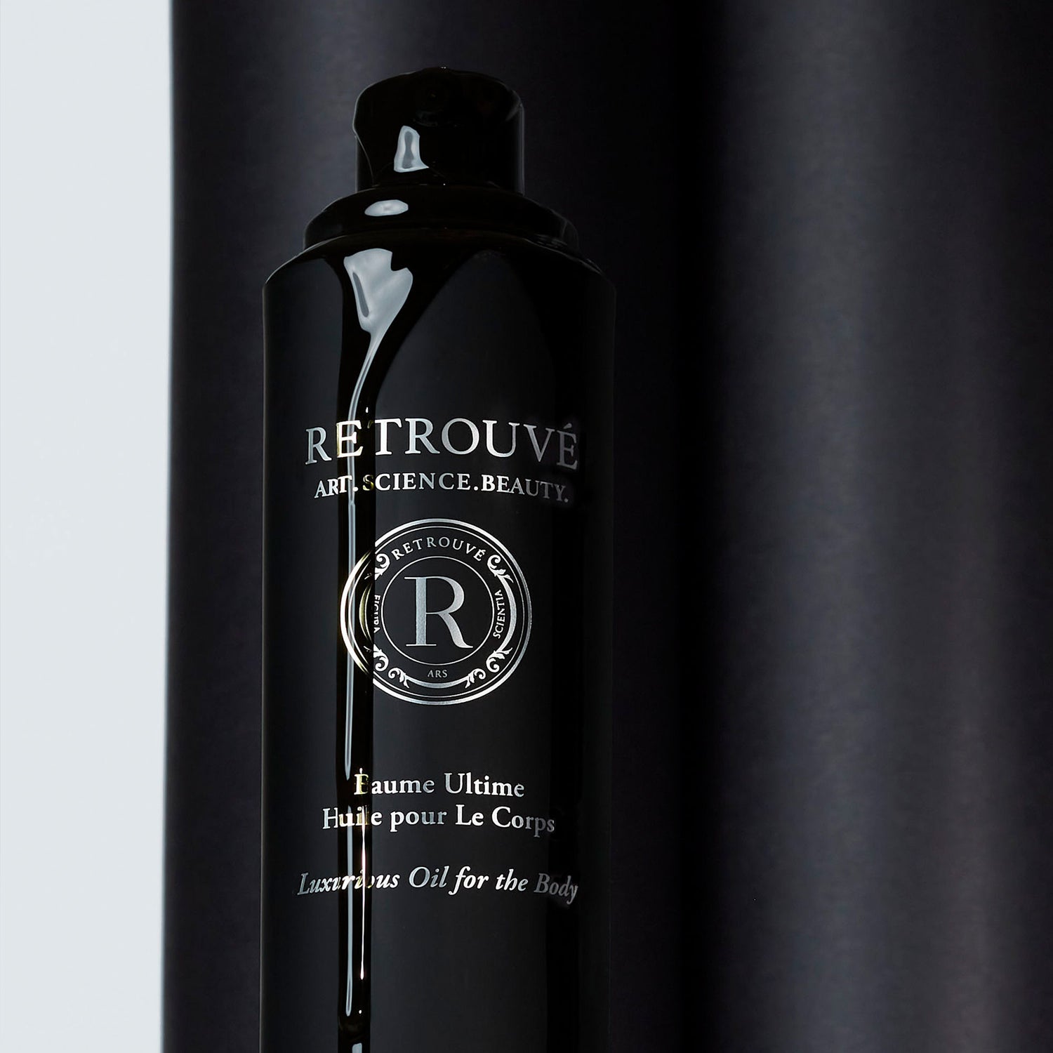 Lifestyle image of Retrouvé Baume Ultime Body Oil