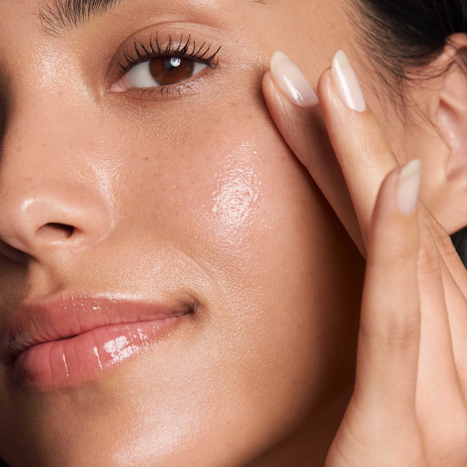 Model image of Retrouvé Balancing Face Oil