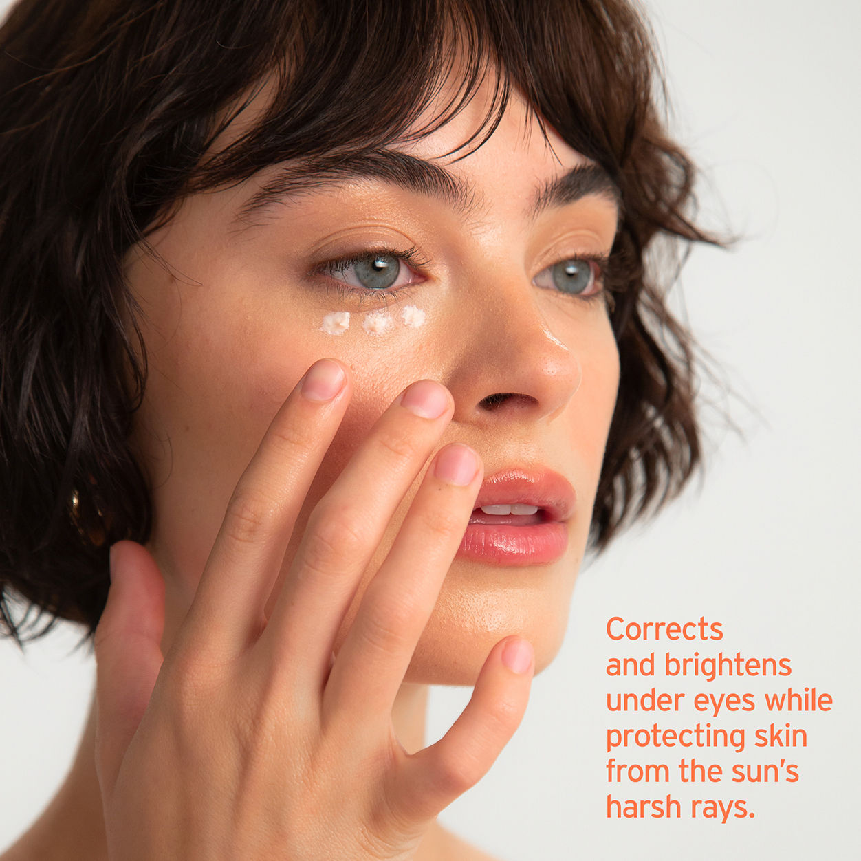 Model image of Soleil Toujours Mineral Ally Eye Glow + Illuminator SPF 30