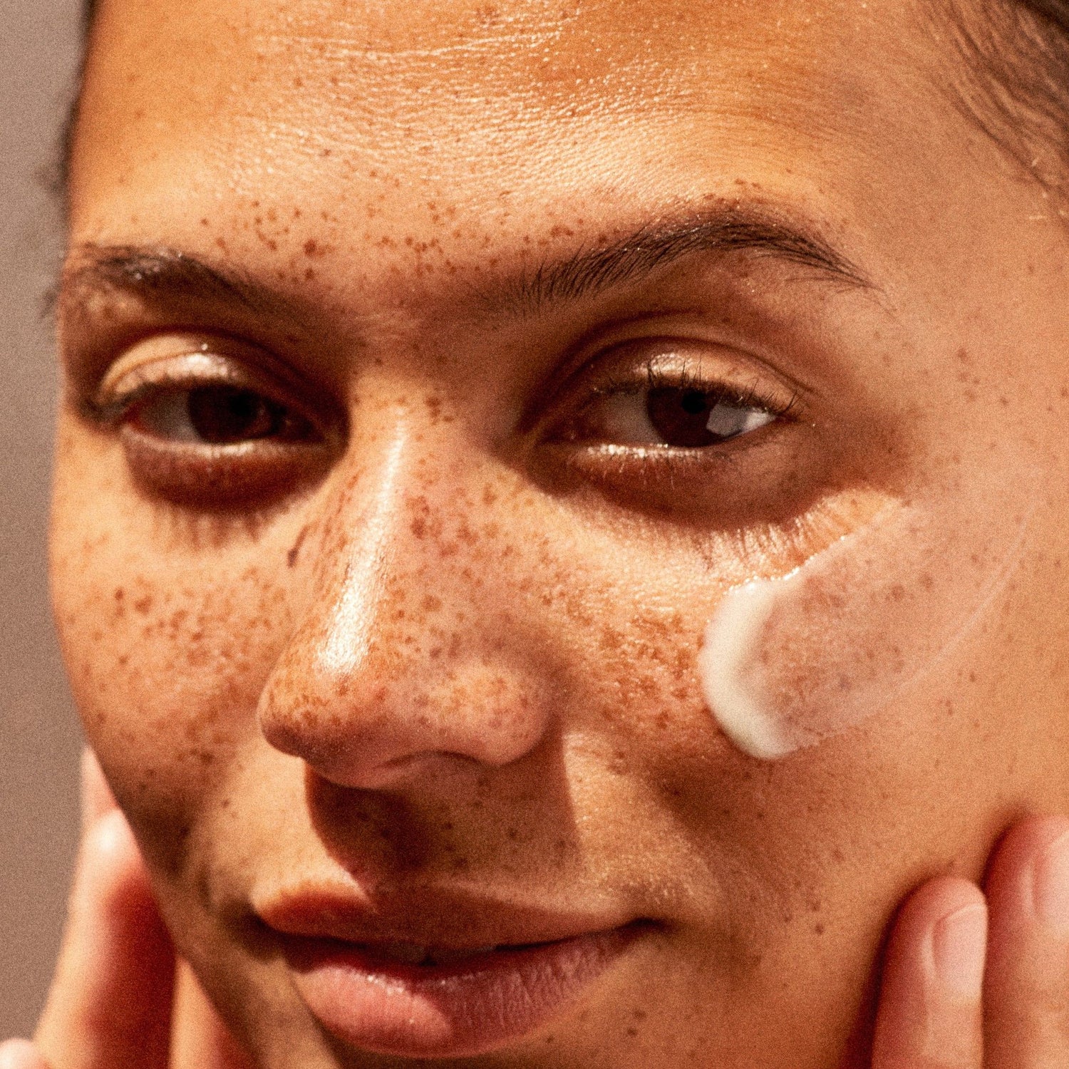 Model image of Dune The Mug Guard SPF 30