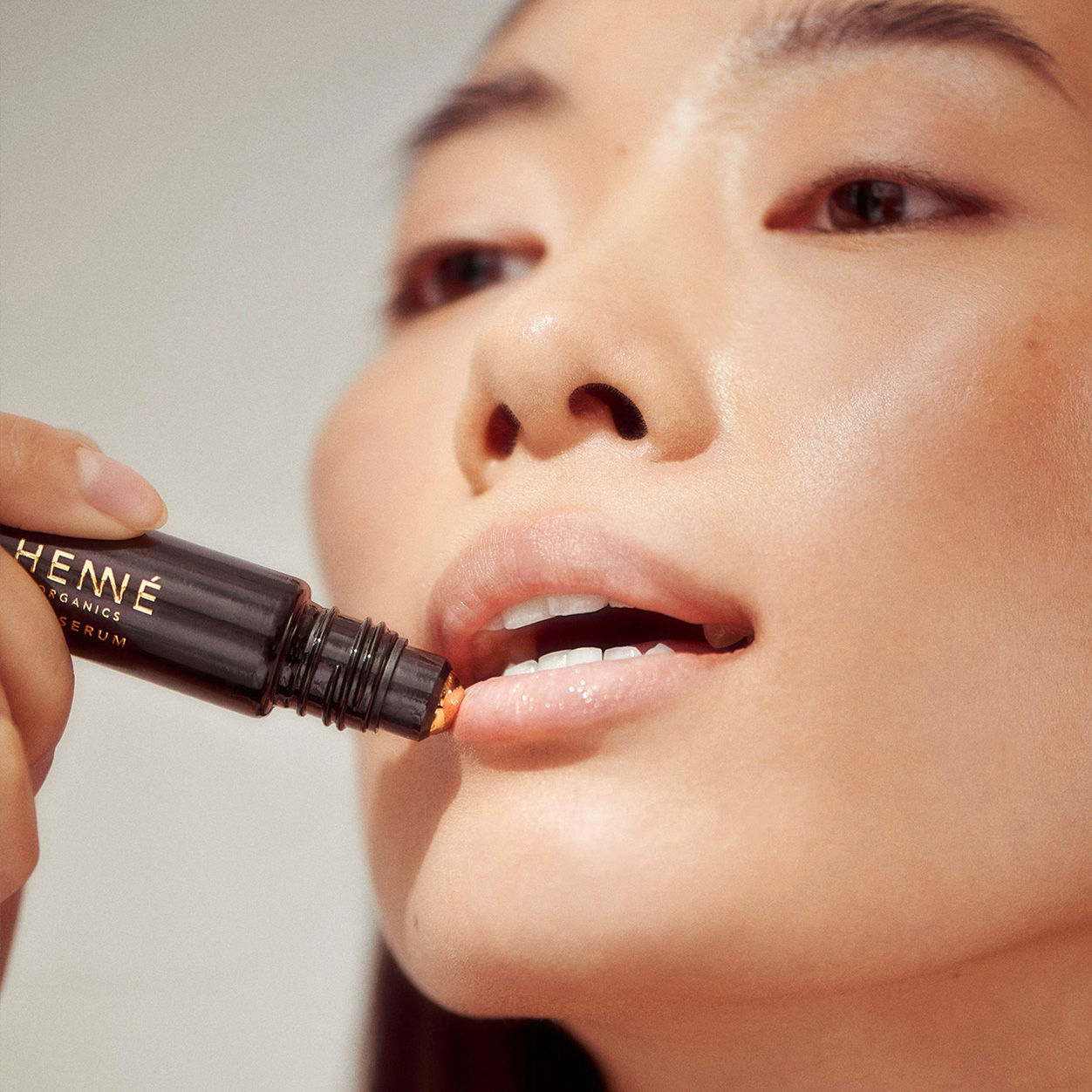 Model image of Henne Organics Lip Serum