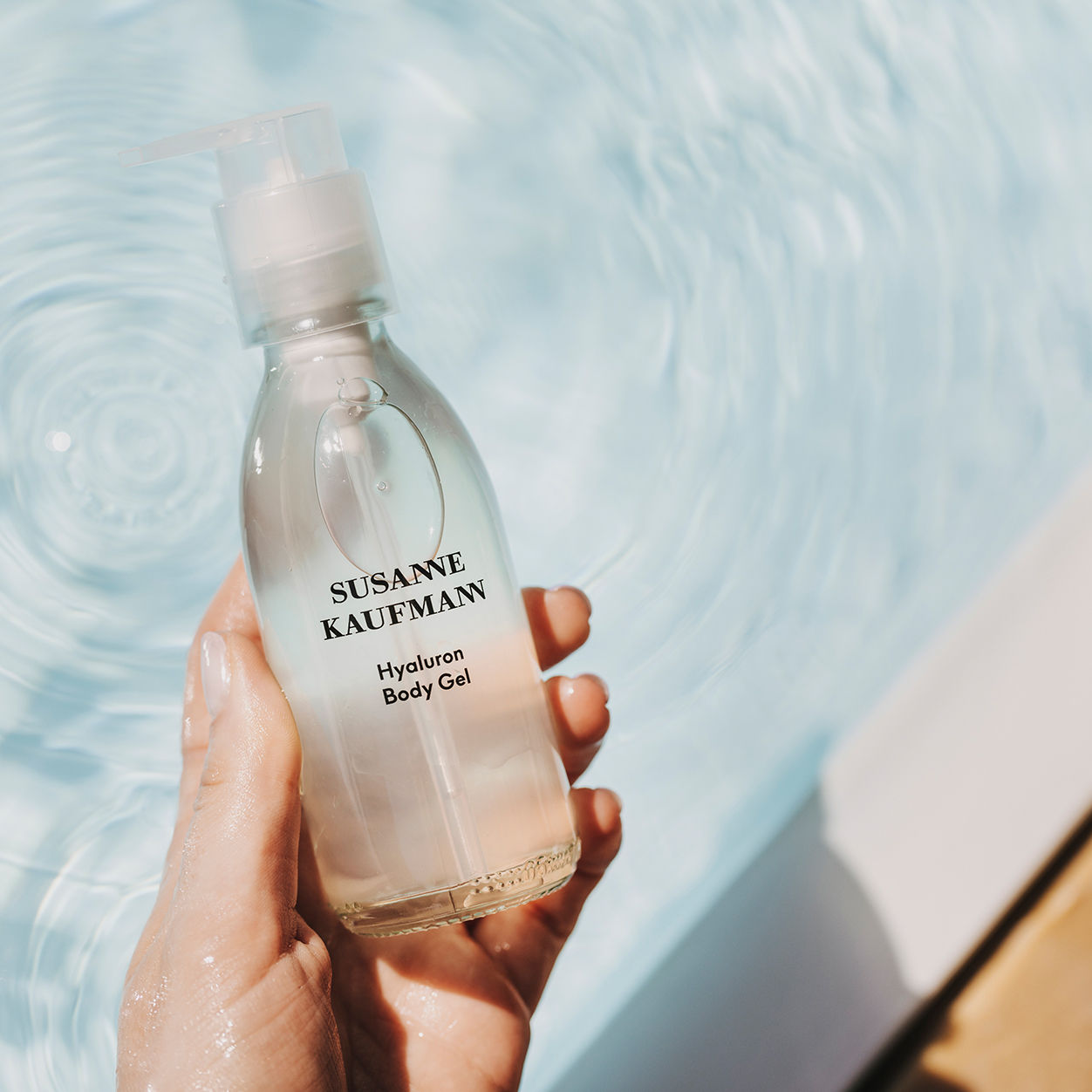 Lifestyle image of Susanne Kaufmann Hyaluron Body Gel
