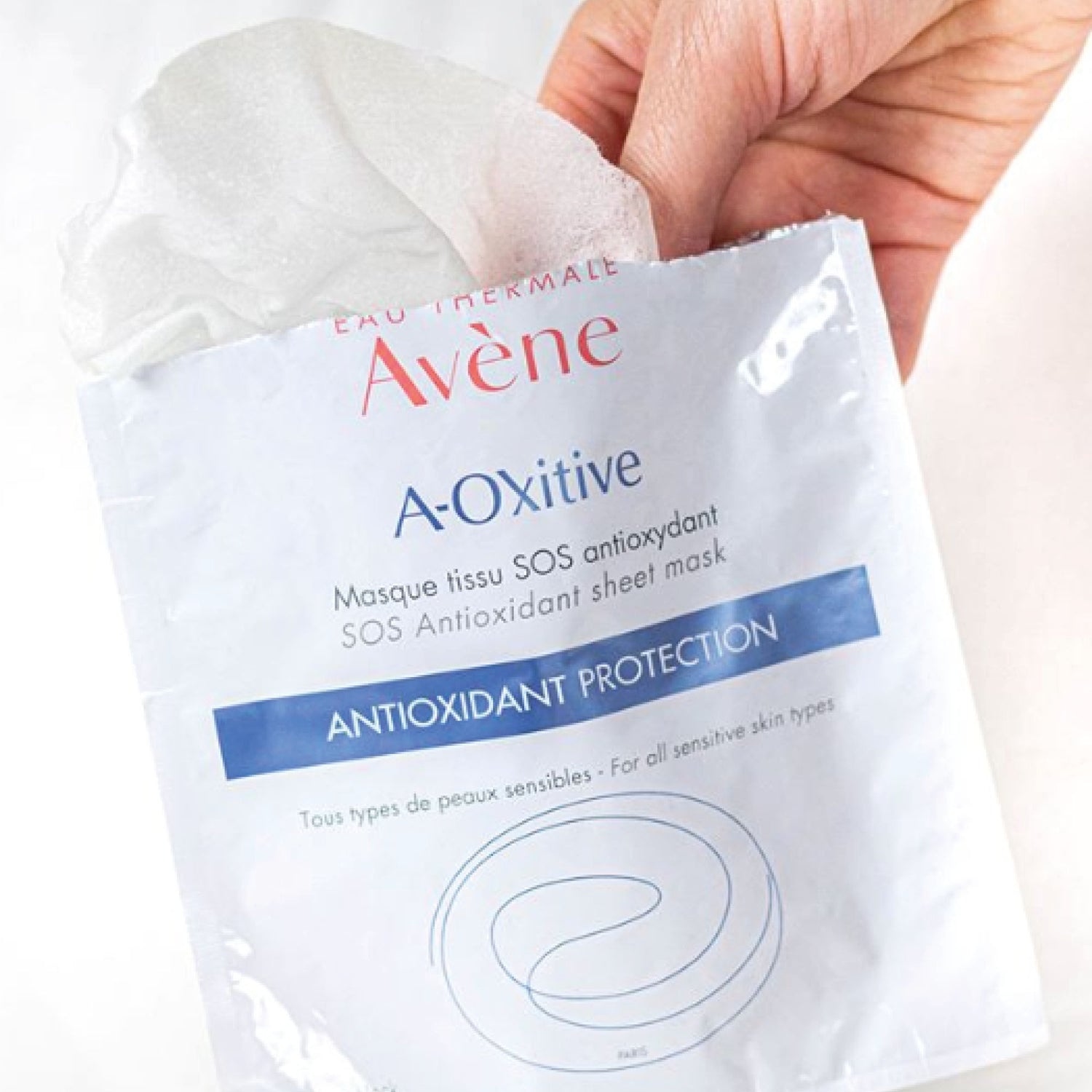 Lifestyle image of Avène A-OXitive SOS Antioxidant Sheet Mask variant: 1 Treatment