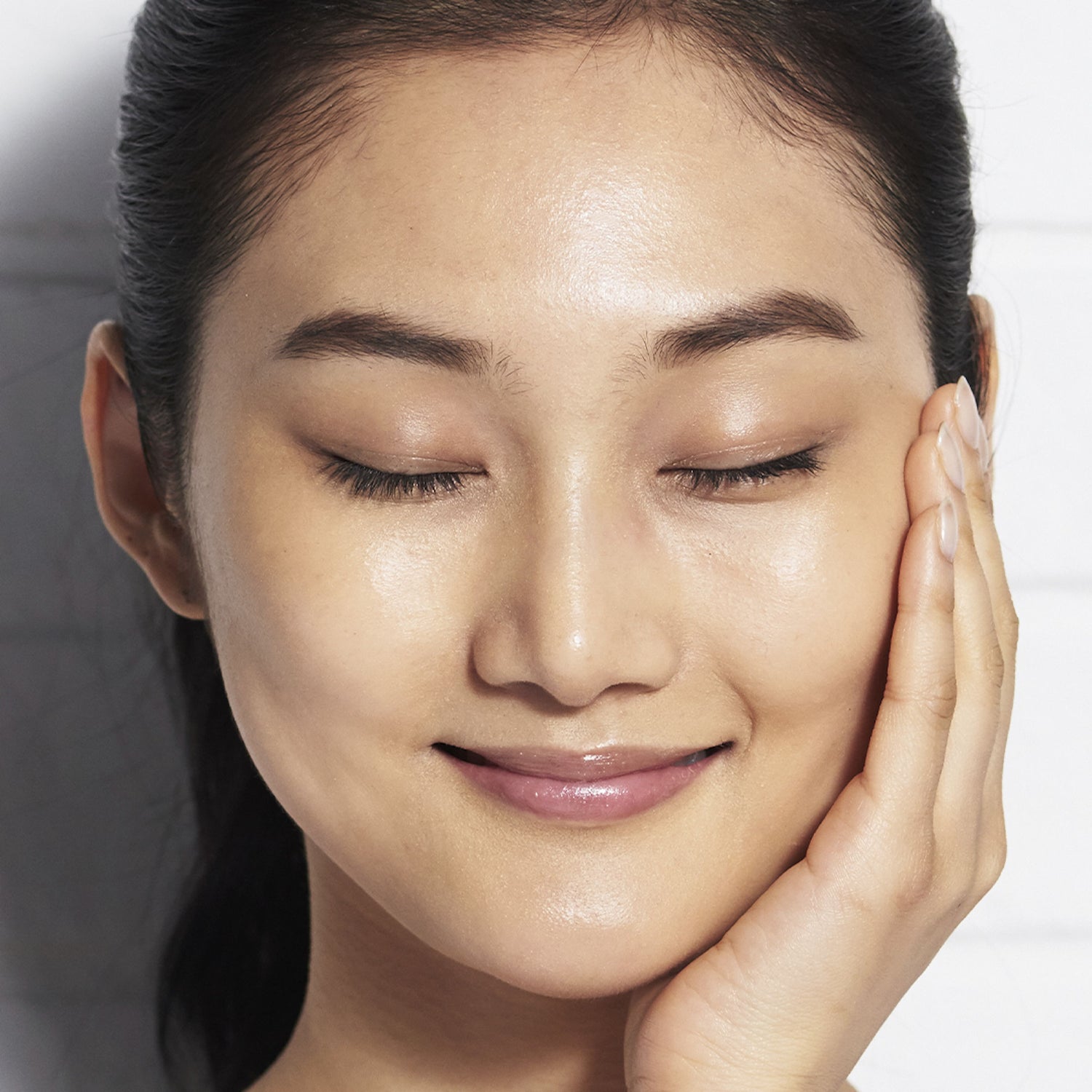 Model image of Kiehl's Since 1851 Calendula Serum-Infused Water Cream variant: 1.7 fl oz