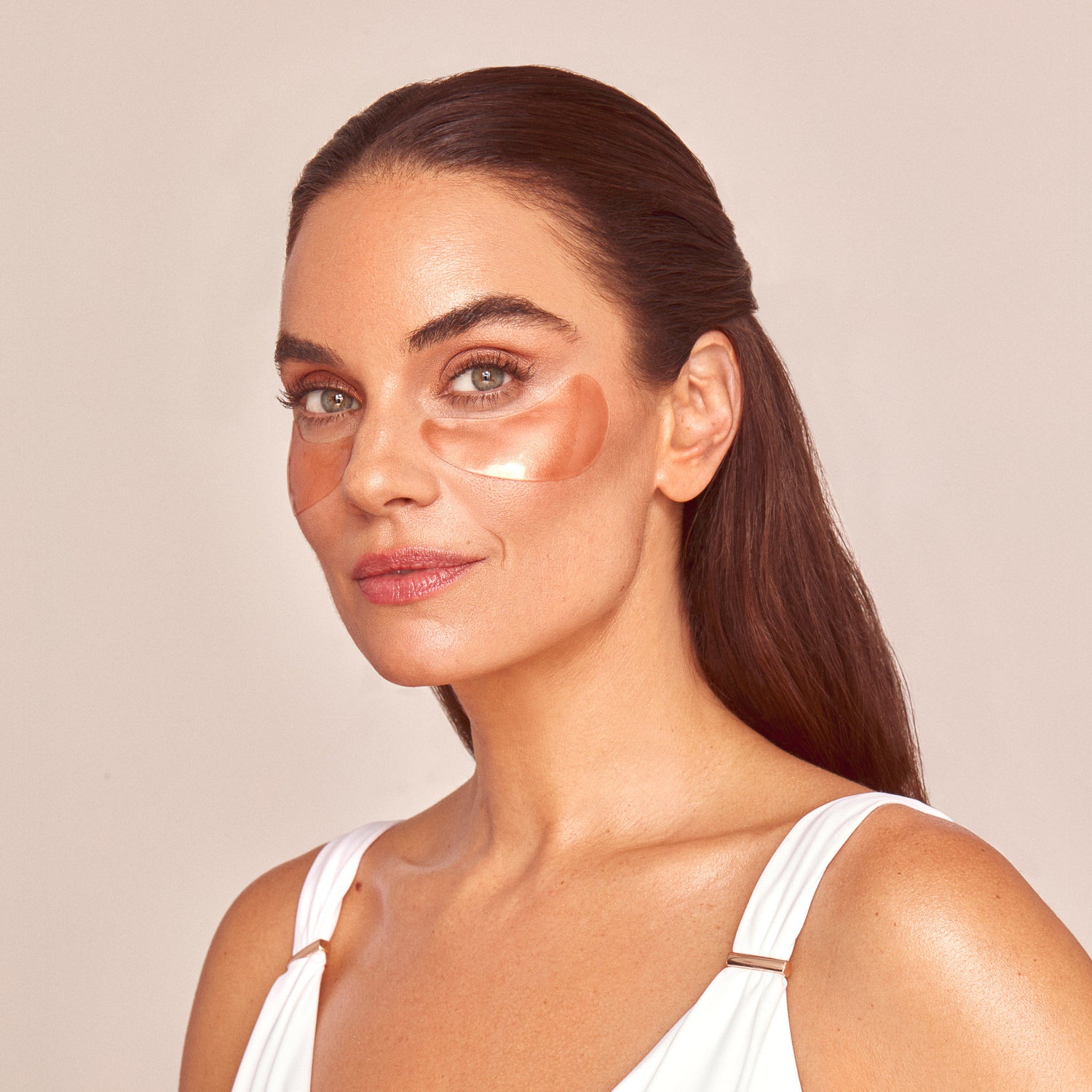 Model image of 111SKIN Rose Gold Illuminating Eye Mask variant: 1 Treatment