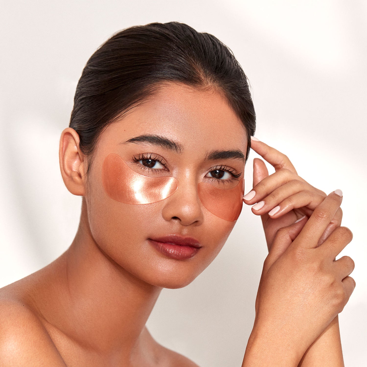 Model image of 111SKIN Rose Gold Illuminating Eye Mask variant: 1 Treatment