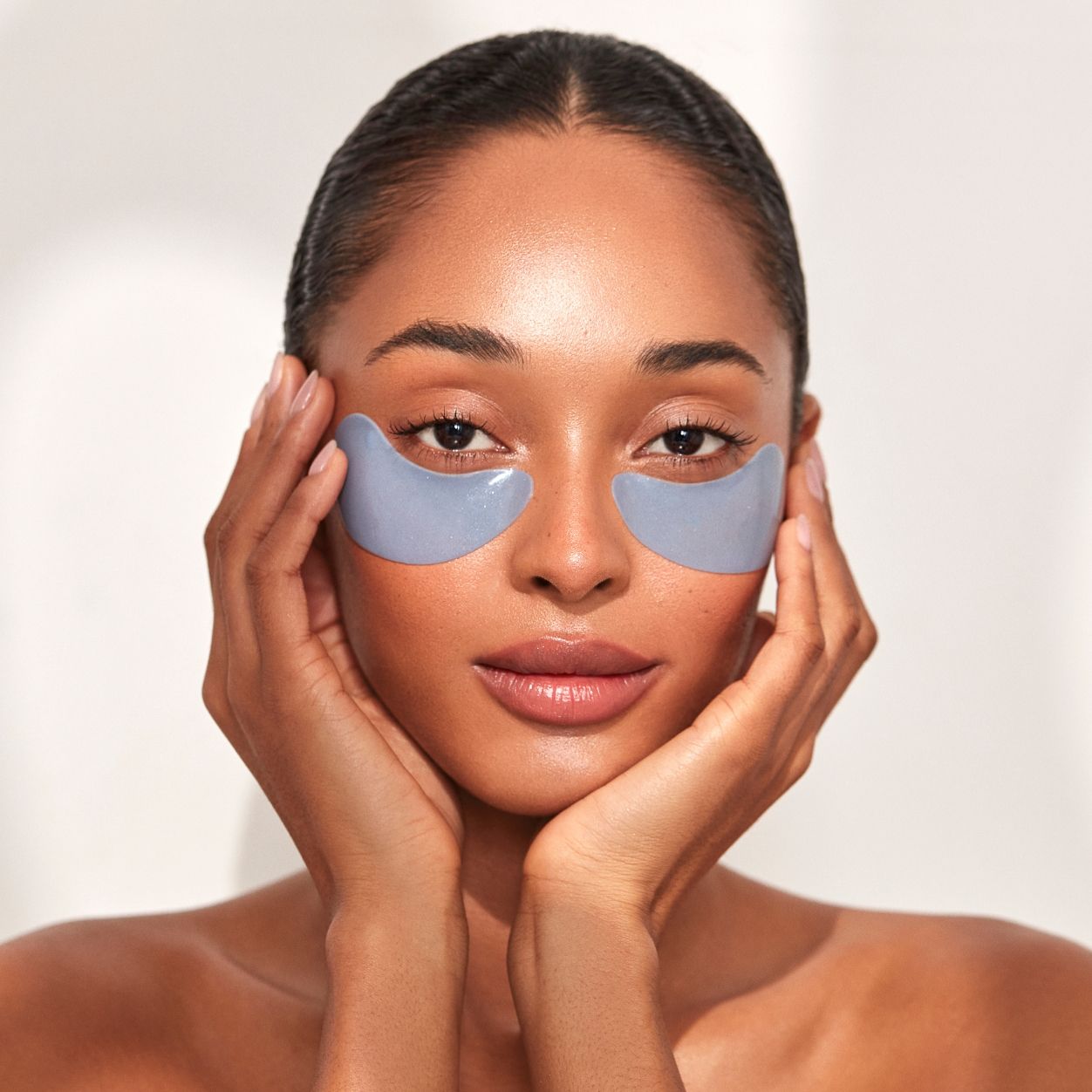 Model image of 111SKIN Cryo De-Puffing Eye Mask variant: 1 Treatment
