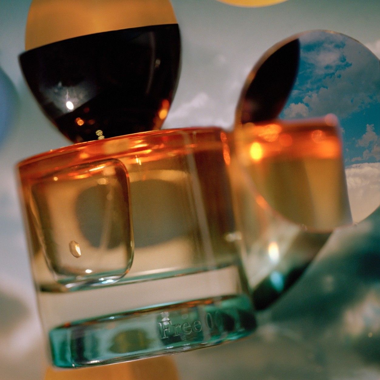 Lifestyle image of Vyrao Free 00 Eau de Parfum variant: 1.69 fl oz