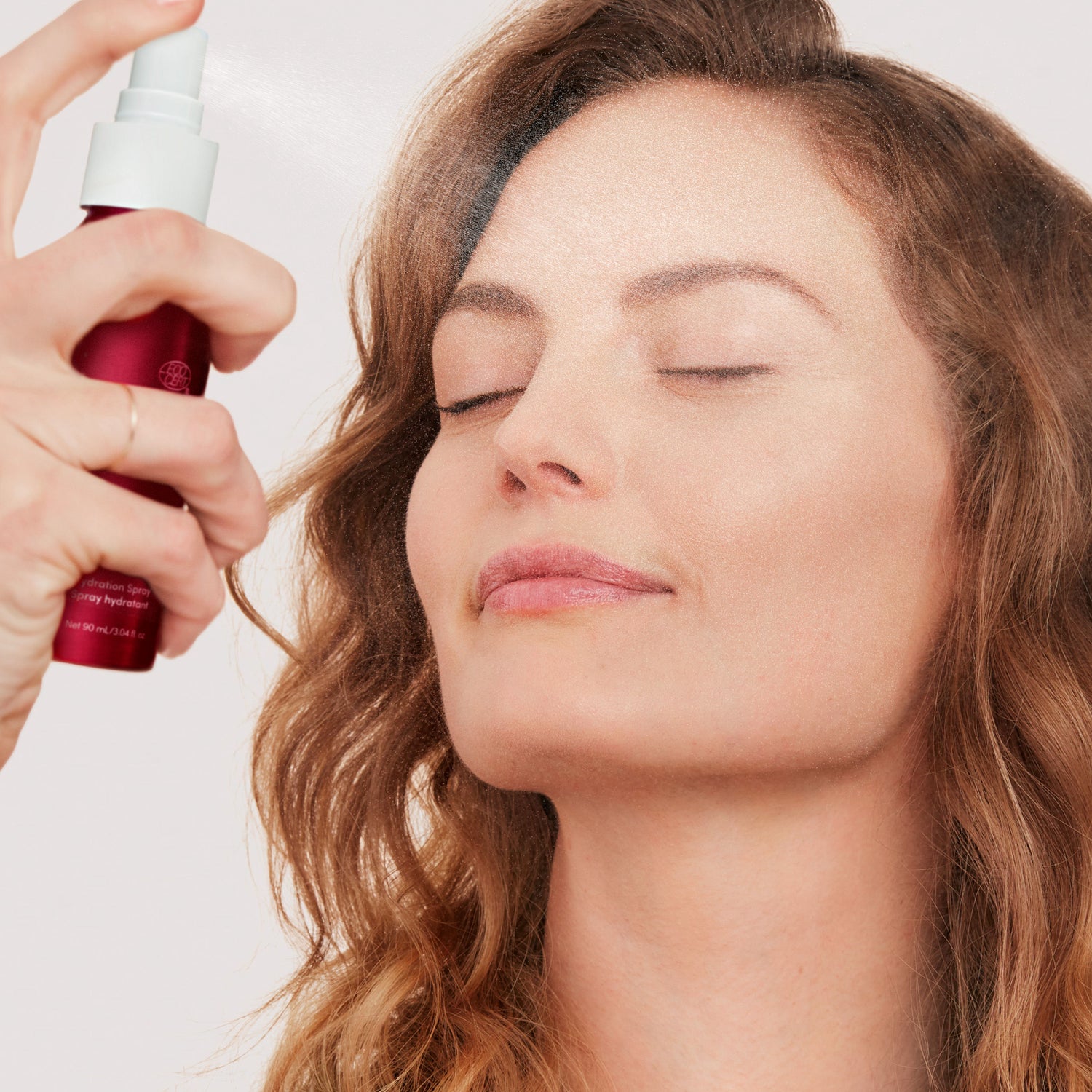 Model image of Jane Iredale Pommisst Hydration Spray