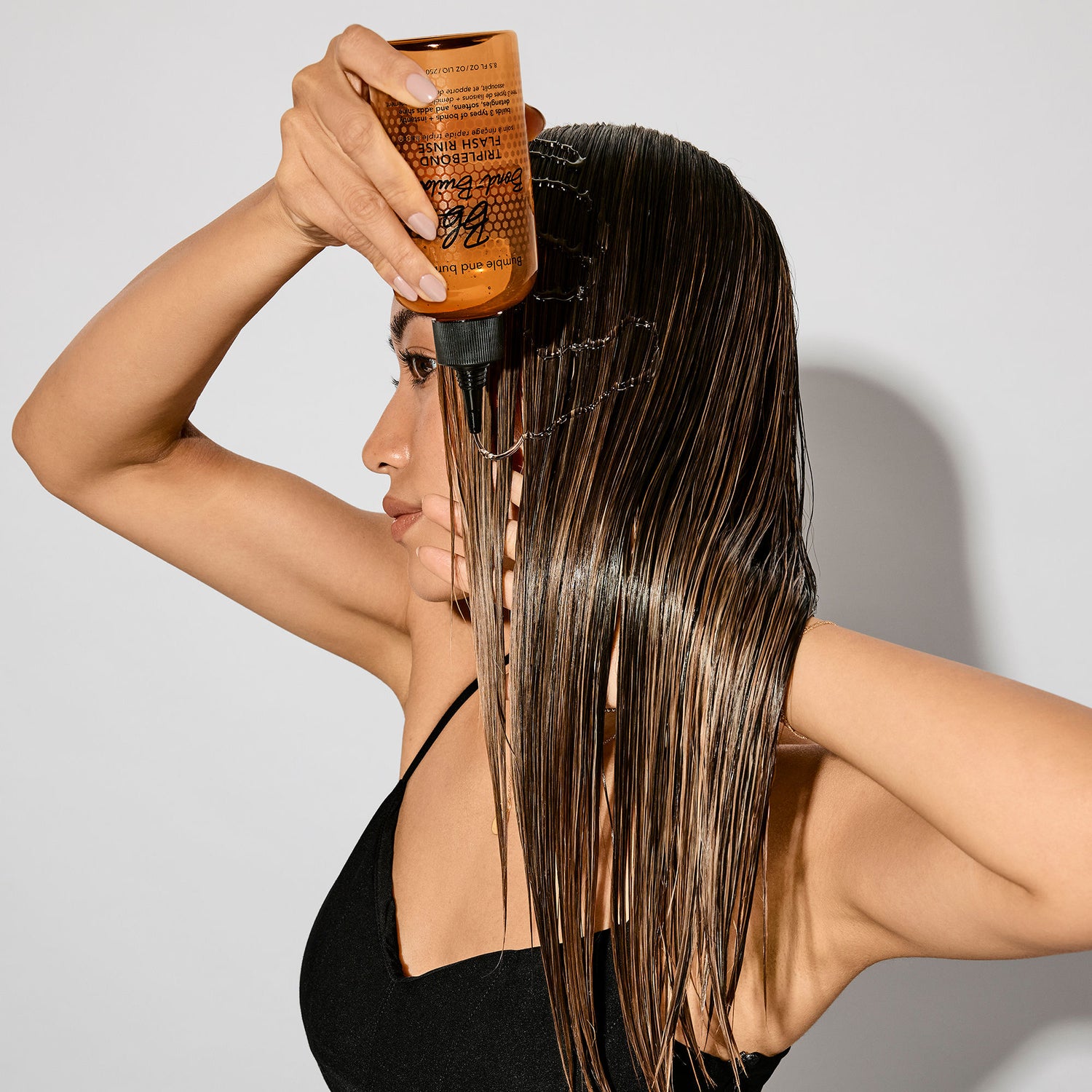 Model image of Bumble and Bumble Bond-Building TripleBond Flash Rinse for Damaged Hair