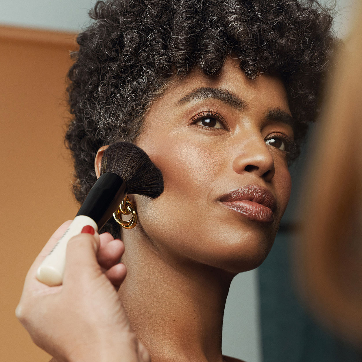 Model image of Bobbi Brown Bronzer Powder variant: Golden Deep