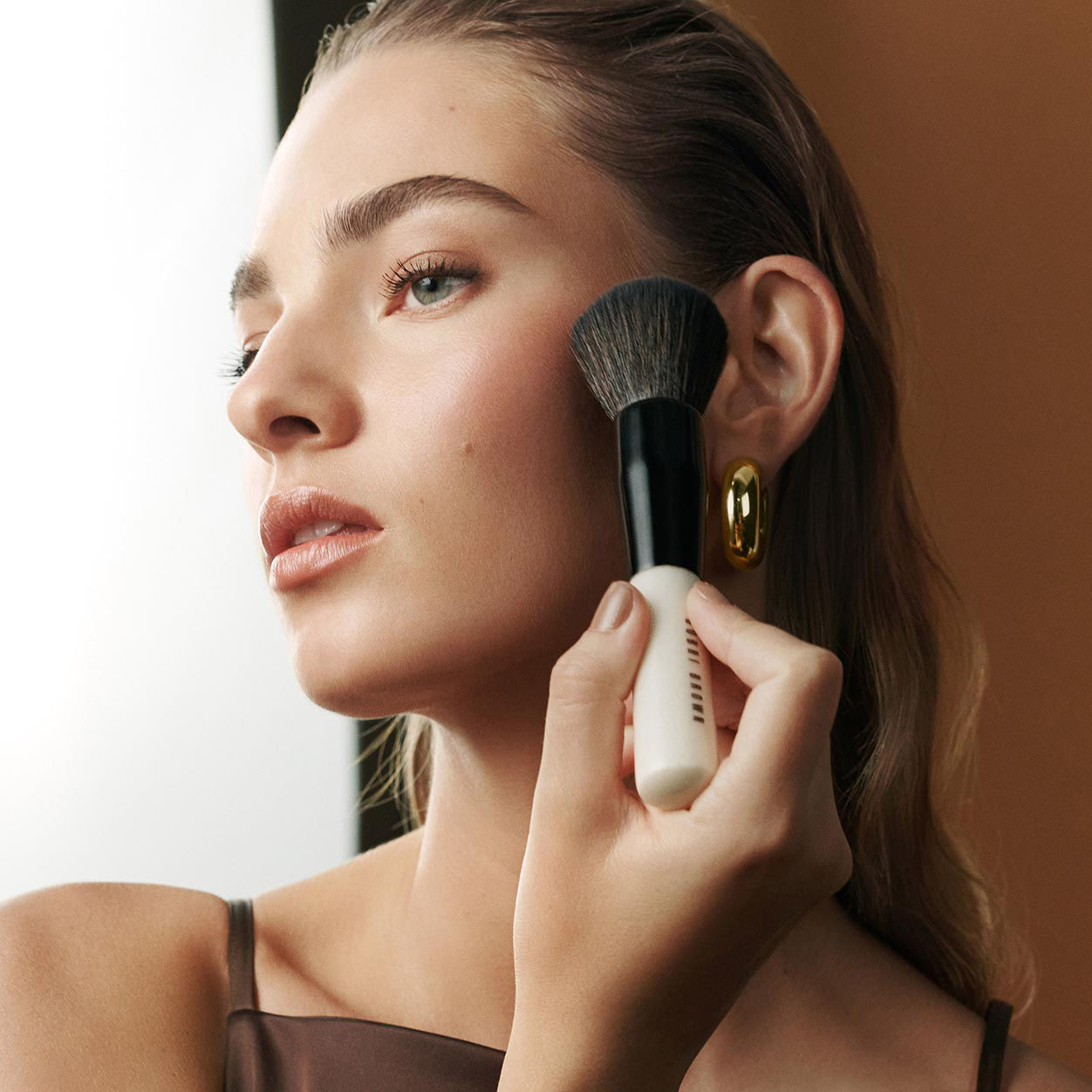 Lifestyle image of Bobbi Brown Blush variant: Daybreak