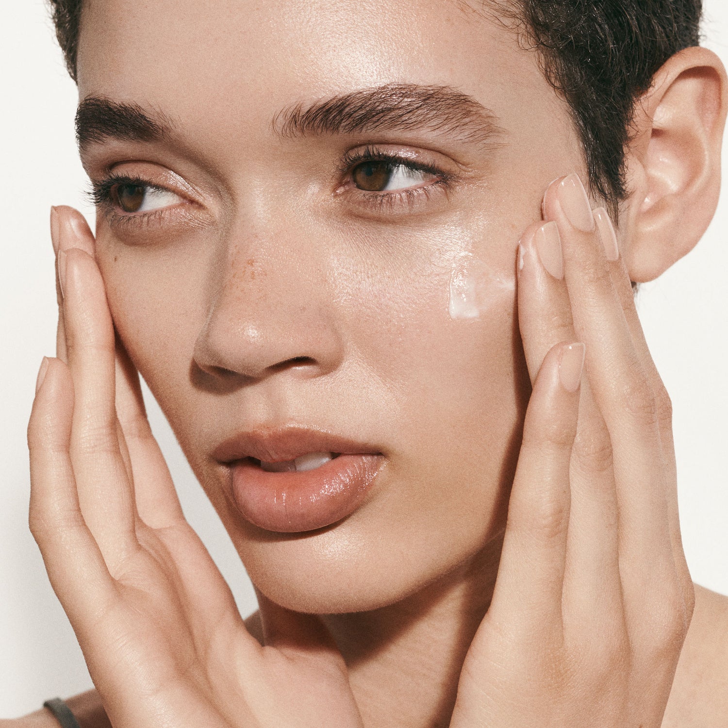 Model image of La Mer The Moisturizing Soft Cream variant: 2 oz