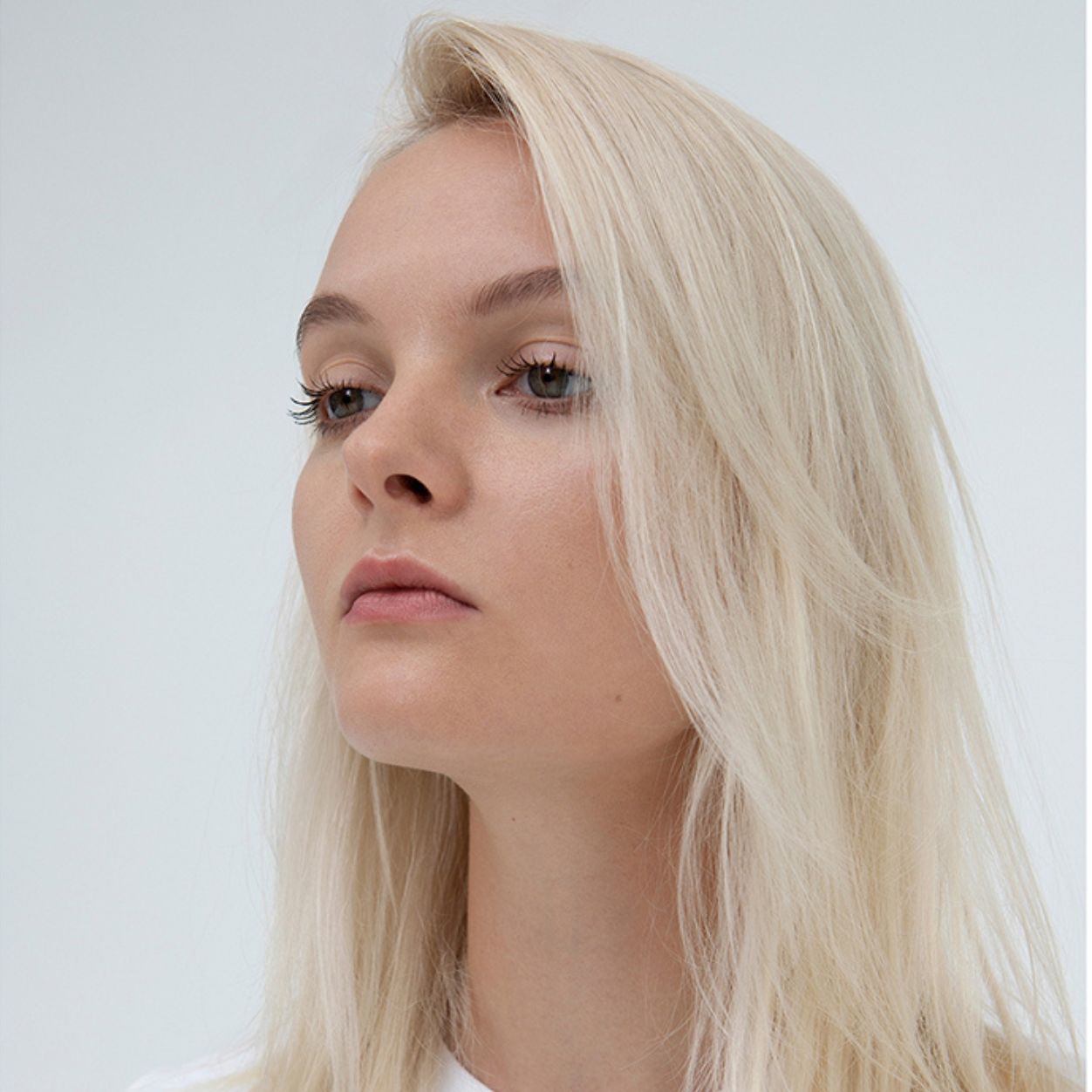 Model image of R+Co Centerpiece All-in-One Elixir Spray