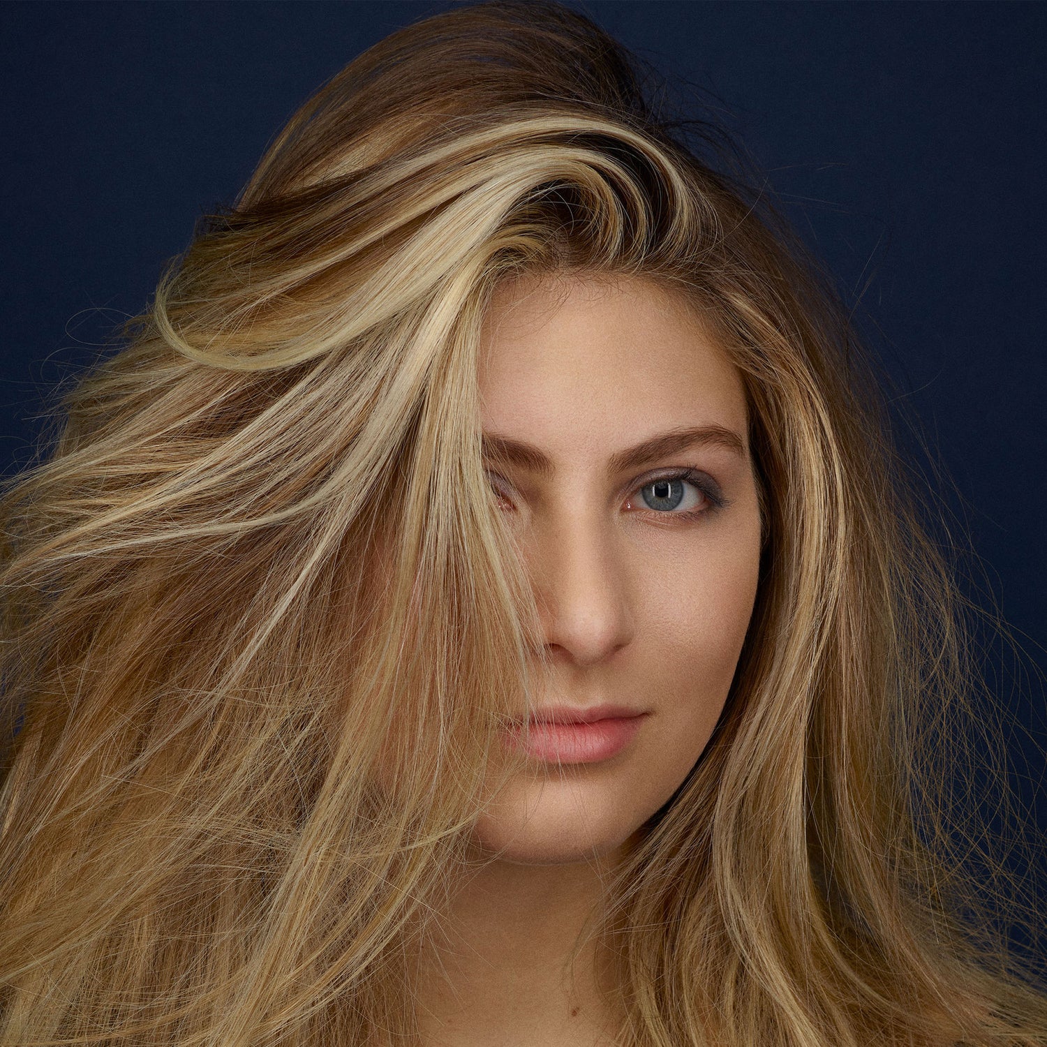 Model image of R+Co Bleu Retroactive Dry Shampoo variant: 1 oz