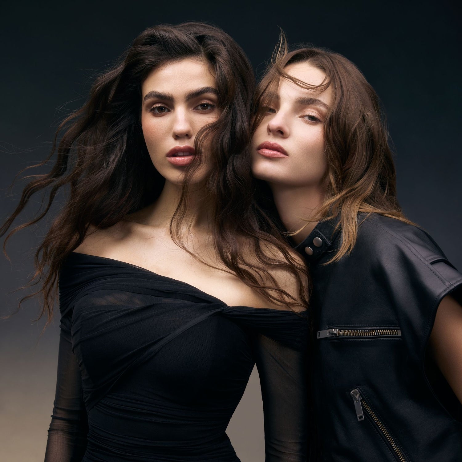 Model image of Oribe Dry Texturizing Spray variant: 2.2 oz