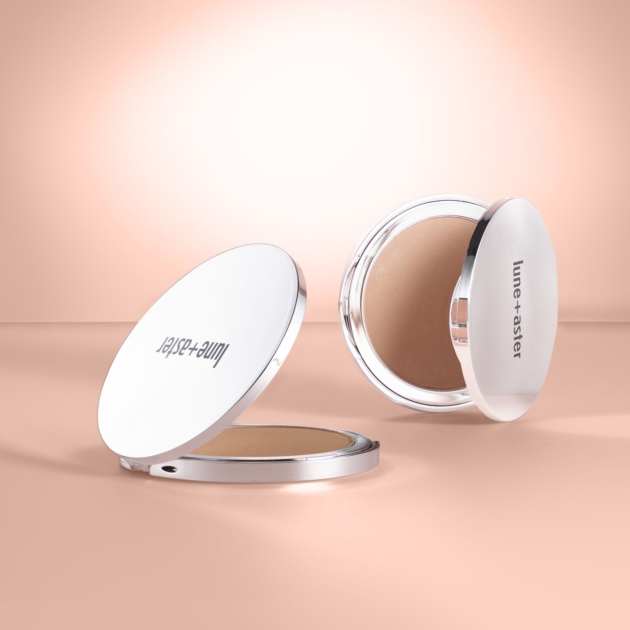 Lifestyle image of Lune+Aster Soft Silk Bronzer variant: Caramel
