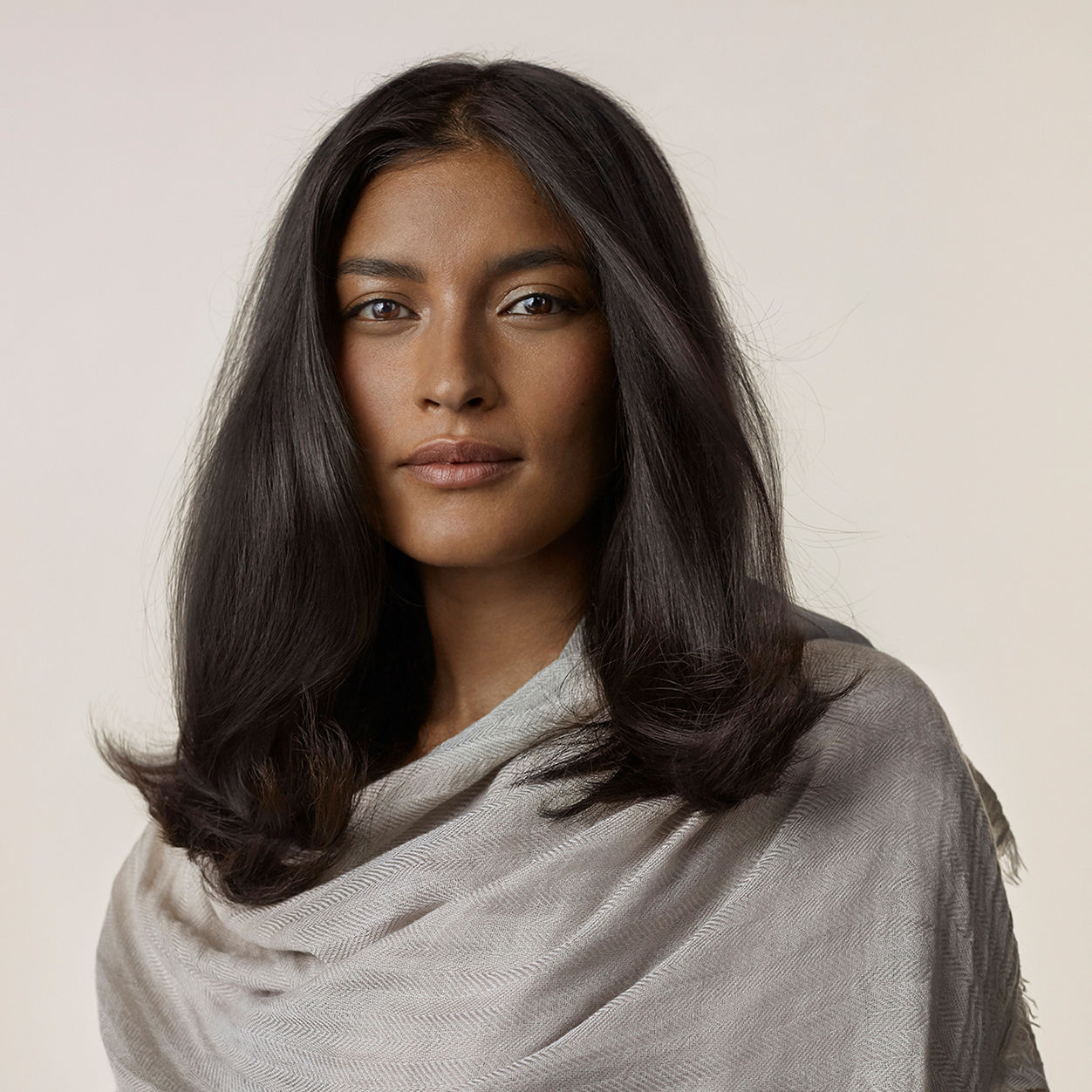 Model image of Virtue Un-Frizz Cream