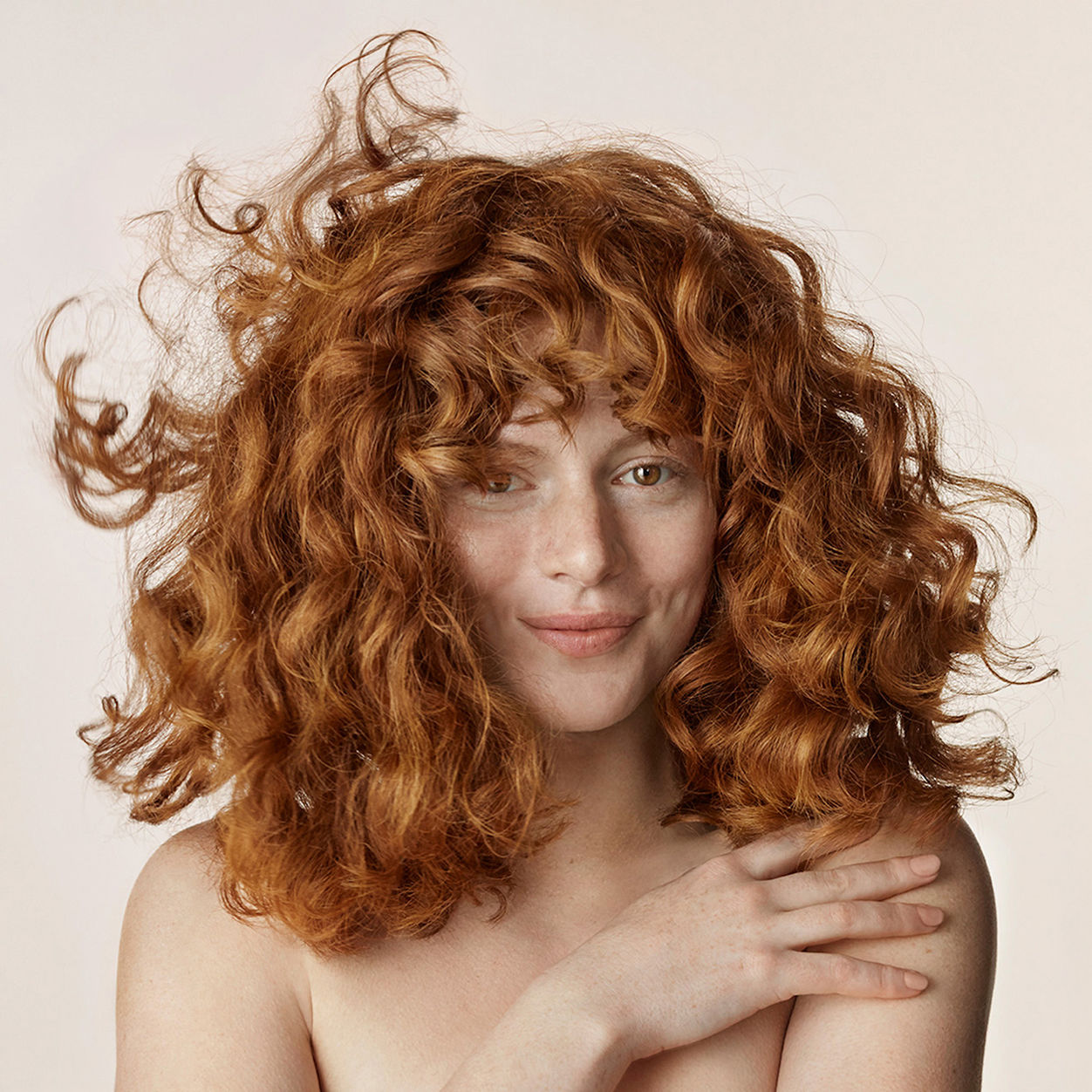 Model image of Virtue Un-Frizz Cream