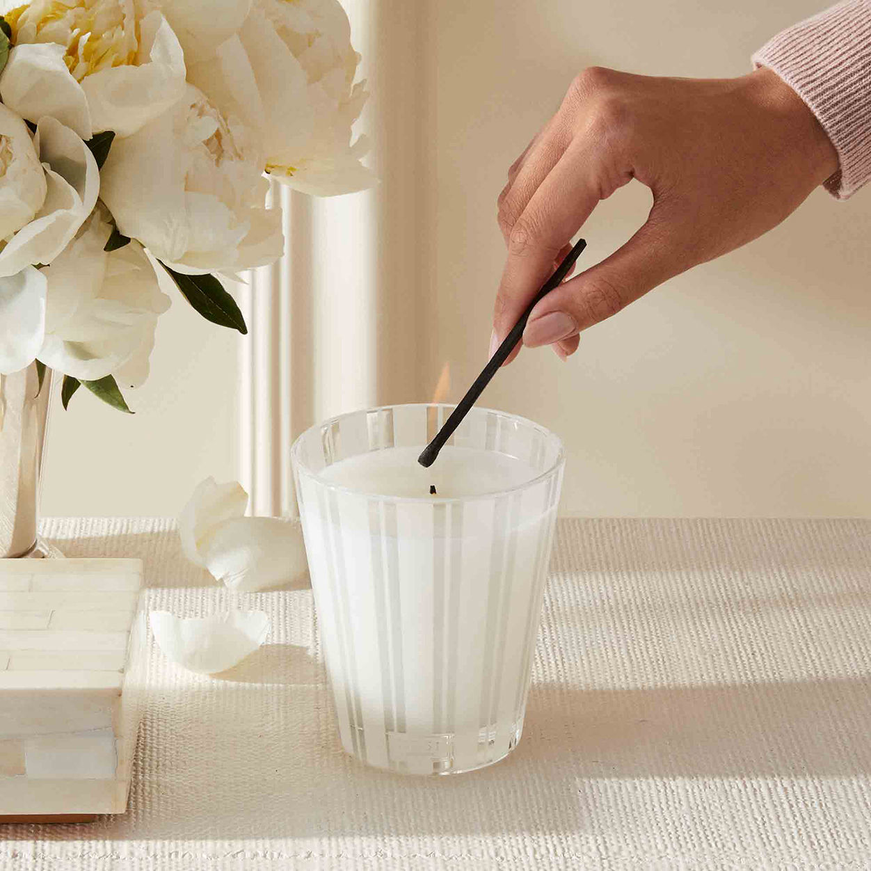 Model image of Nest Rose Noir and Oud Candle variant: 8.1 oz (Classic)