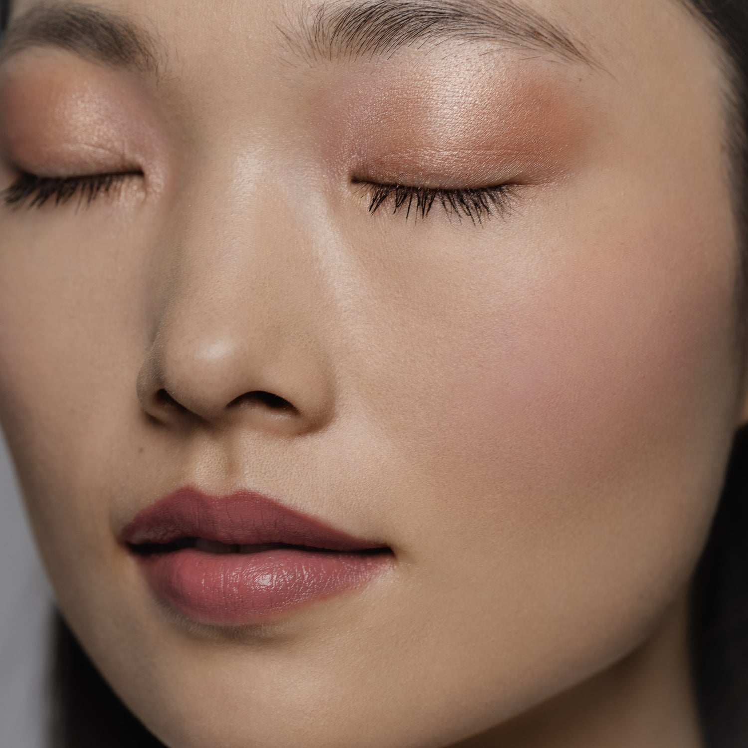 Sisley-Paris Le Phyto Rouge Color/Shade variant: 201 Rose Tokyo model image . This product is in the color coral