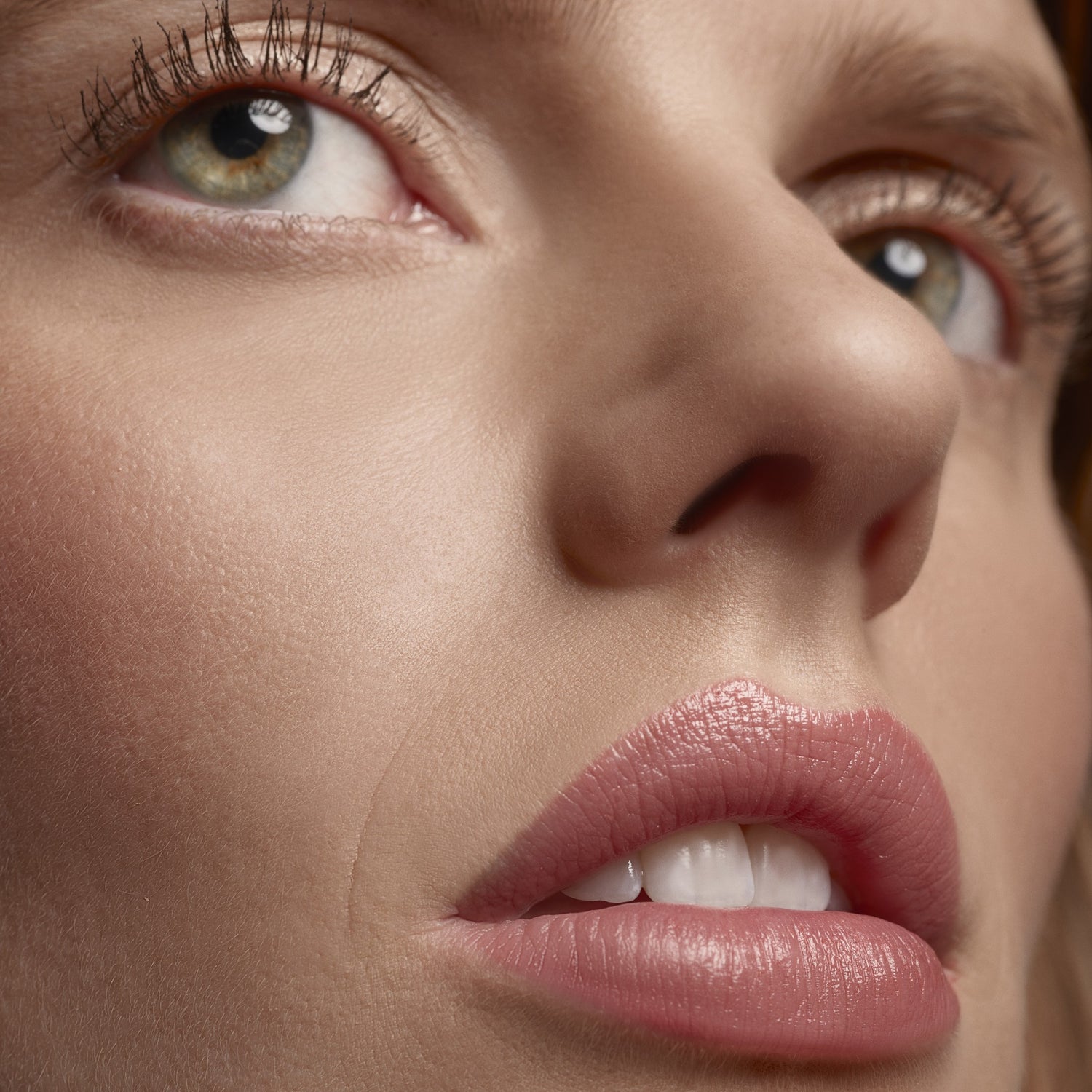 Sisley-Paris Le Phyto Rouge Color/Shade variant: 201 Rose Tokyo model image 2 . This product is in the color coral