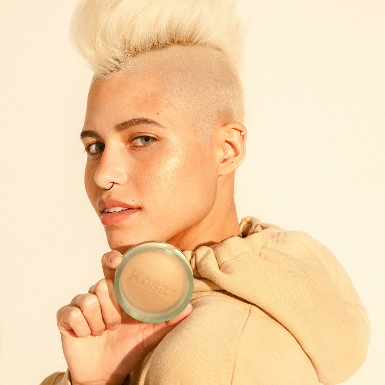 Kosas The Sun Show Moisturizing Baked Bronzer Color/Shade variant: Light model image . This product is for light complexions