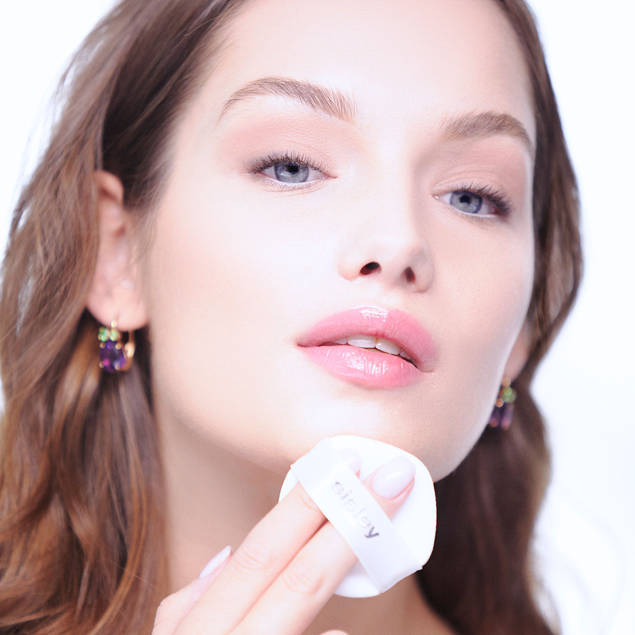 Model image of Sisley-Paris Phyto-Blanc Le Cushion Foundation variant: 00C Swan