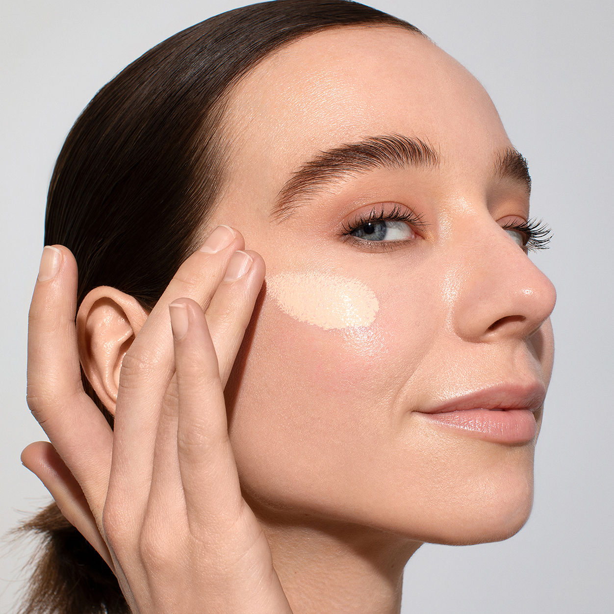 Model image of Odacité Flex-Perfecting Mineral Drops Tinted Sunscreen SPF 50 variant: 01 Fair