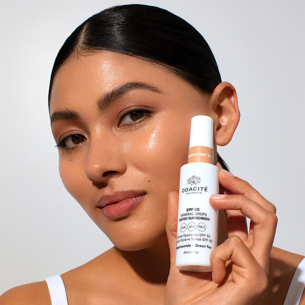 Model image of Odacité Flex-Perfecting Mineral Drops Tinted Sunscreen SPF 50 variant: 03 Medium