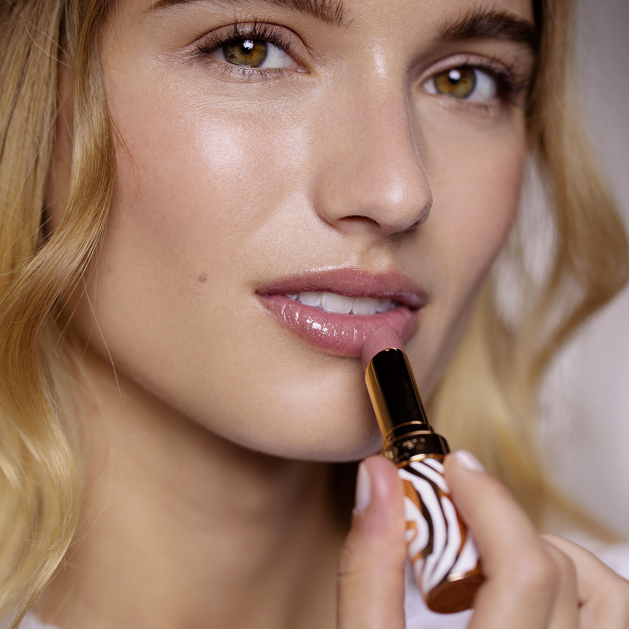 Model image of Sisley-Paris Phyto-Rouge Shine variant: 10 Sheer Nude