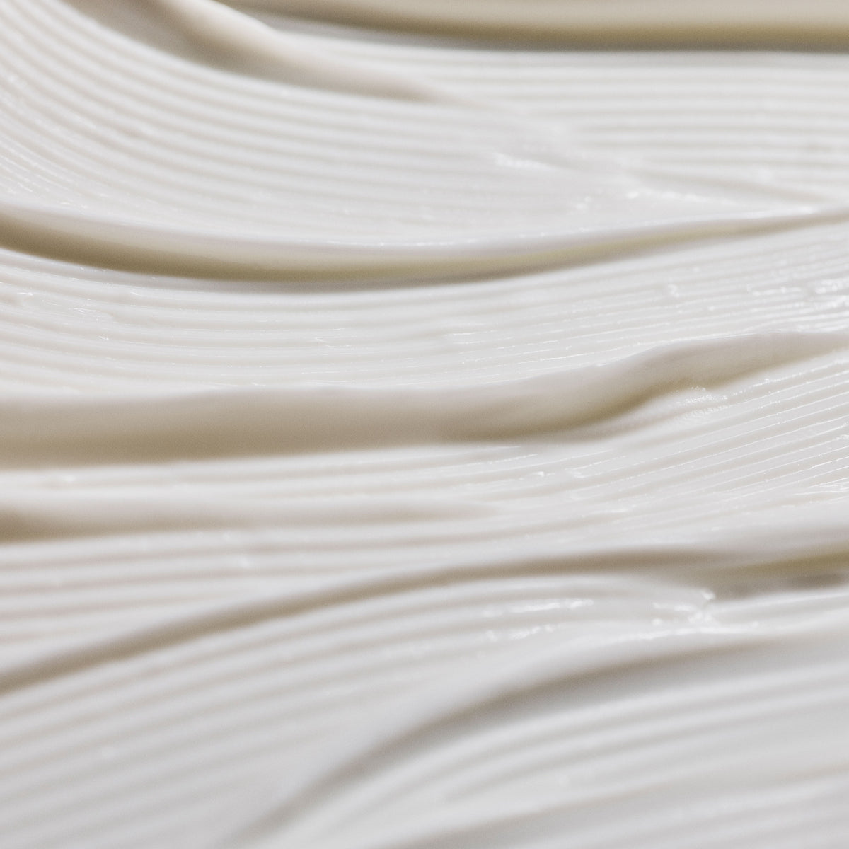 A close-up of thick white Neuraé Énergie The Cream showing smooth, sweeping ridges.