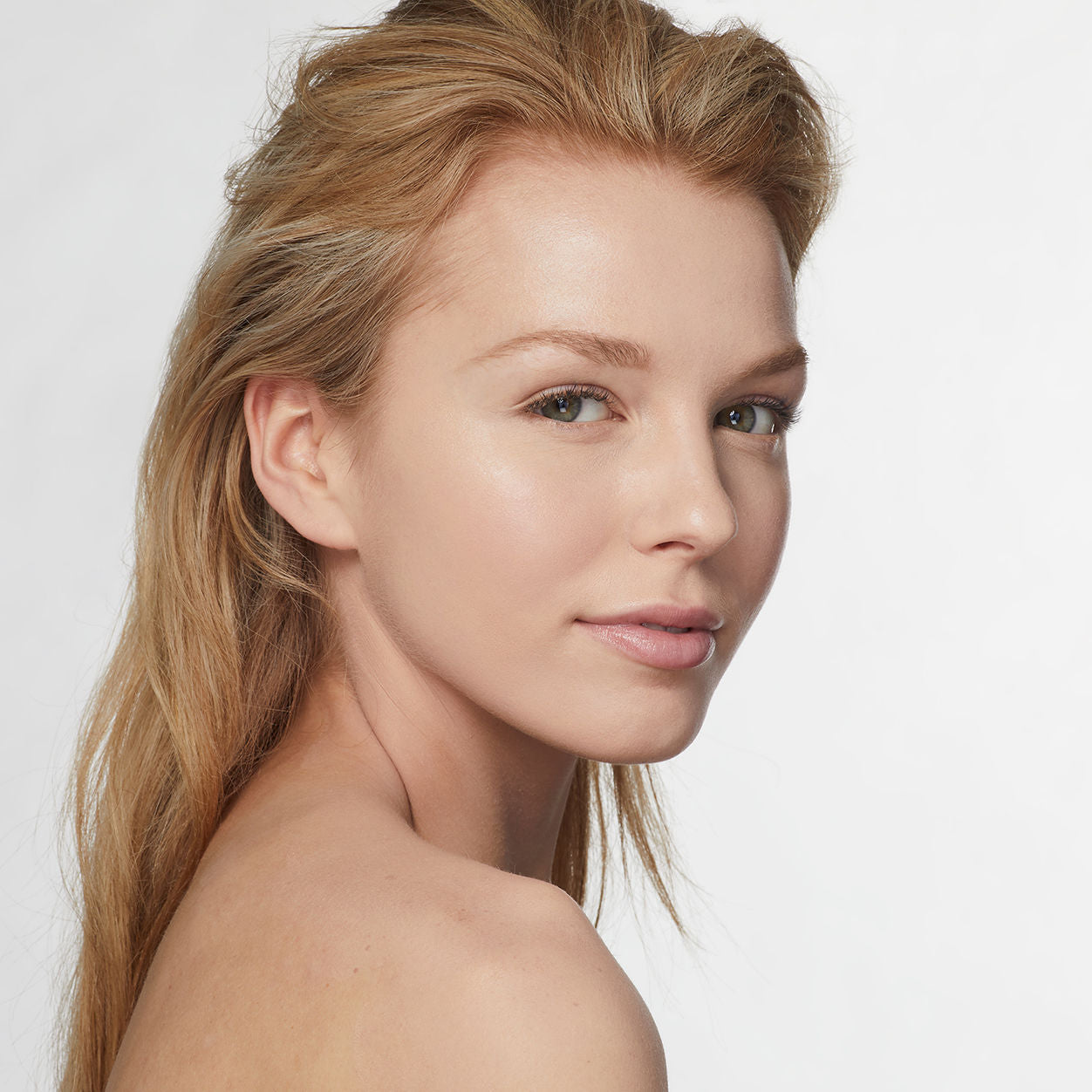 Model image of Estée Lauder Double Wear Stay-in-Place Foundation variant: 1C1 Cool Bone