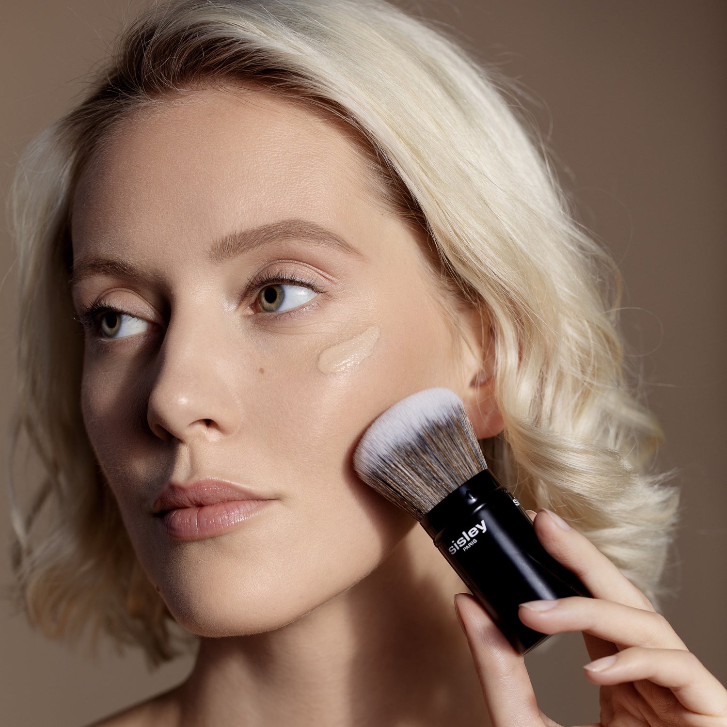 Model image of Sisley Paris Phyto-Teint Perfection variant: 1W1 Ecru