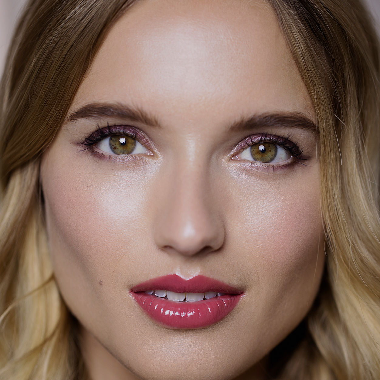 Model image of Sisley-Paris Phyto-Rouge Shine variant: 21 Sheer Rosewood