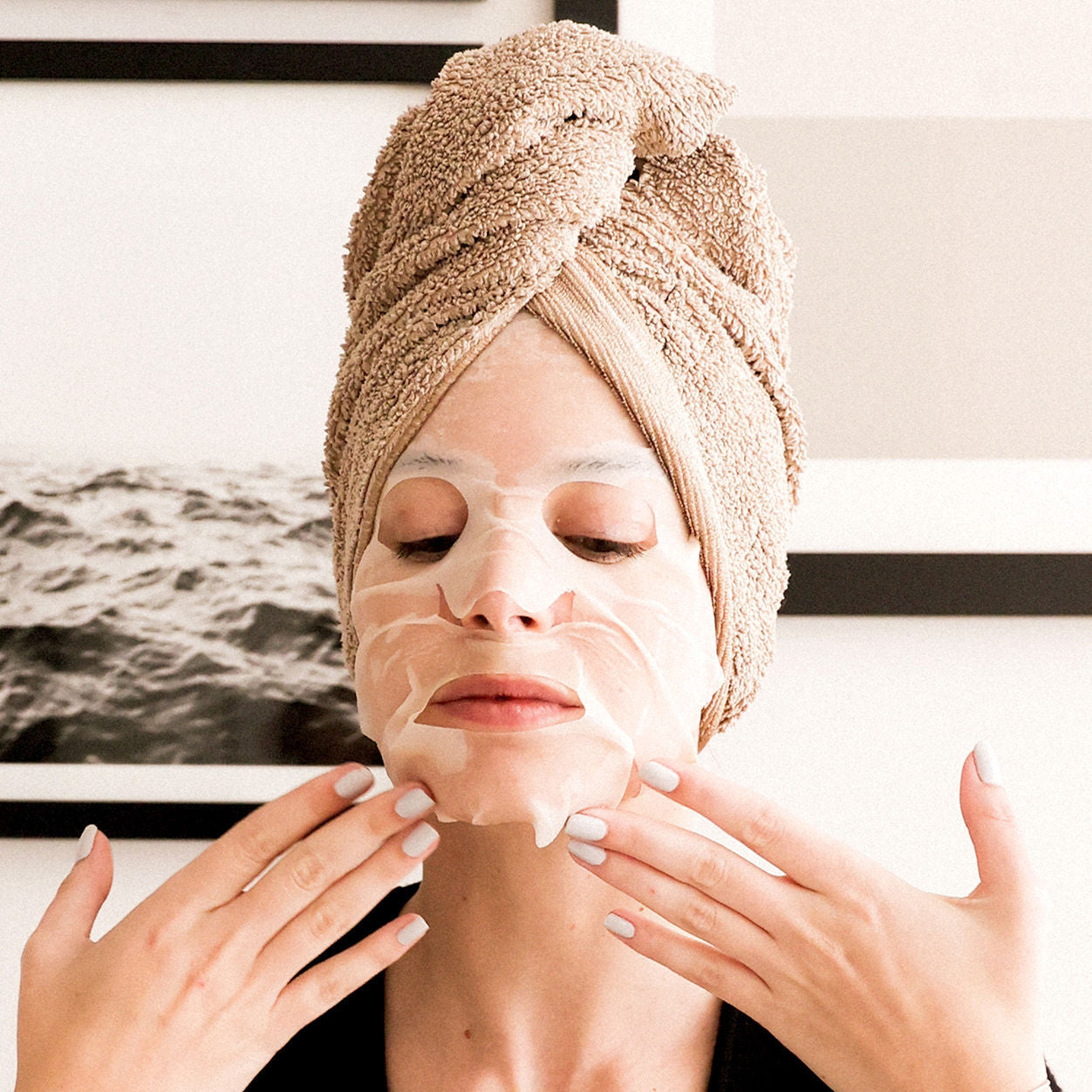 Model image of Joanna Vargas Forever Glow Anti-Aging Face Mask variant: 5 Treatments