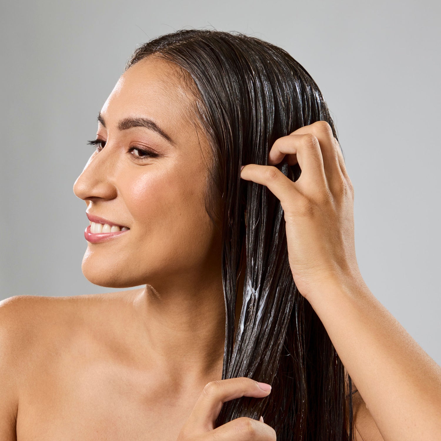 Model image of Bumble and Bumble Super Rich Conditioner variant: 8.5 fl oz